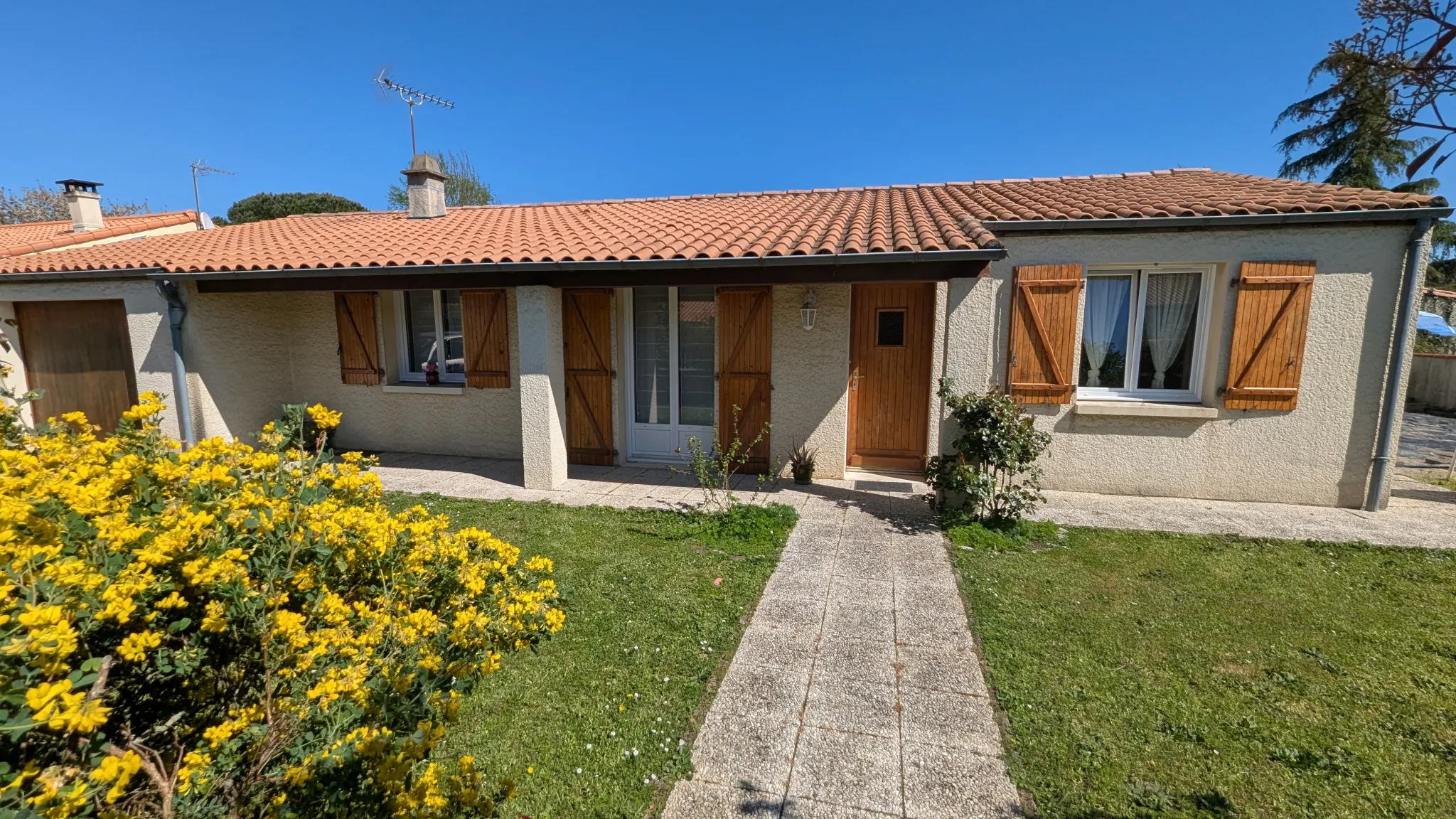 Maison de plain-pied à Magne avec 4 chambres, garage et jardin clôturé - Opportunité à saisir 