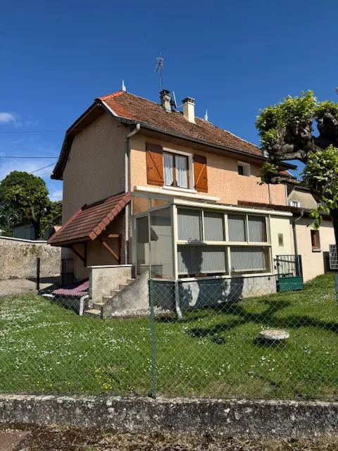 Maison familiale à Saint-Sorlin-De-Morestel avec 4 chambres et grand jardin 