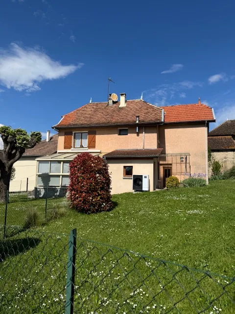 Maison familiale à Saint-Sorlin-De-Morestel avec 4 chambres et grand jardin 