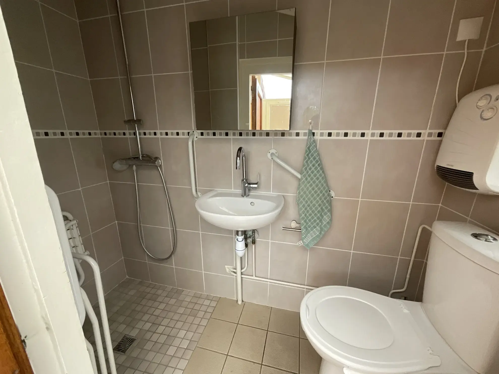 Maison familiale à Saint-Sorlin-De-Morestel avec 4 chambres et grand jardin 