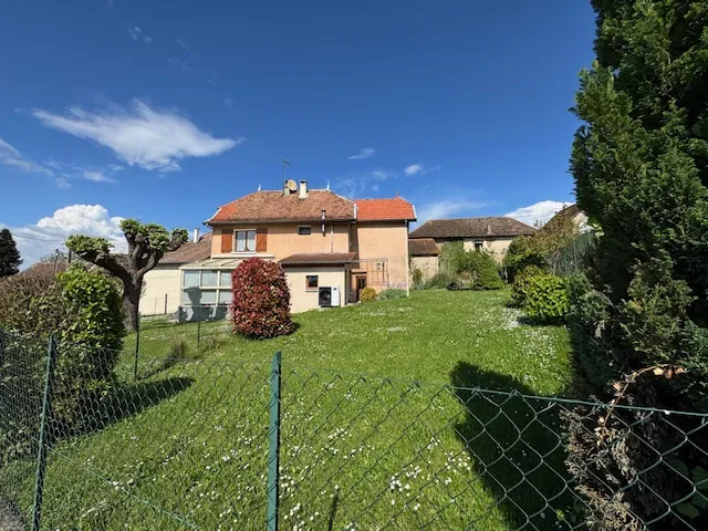 Maison familiale à Saint-Sorlin-De-Morestel avec 4 chambres et grand jardin