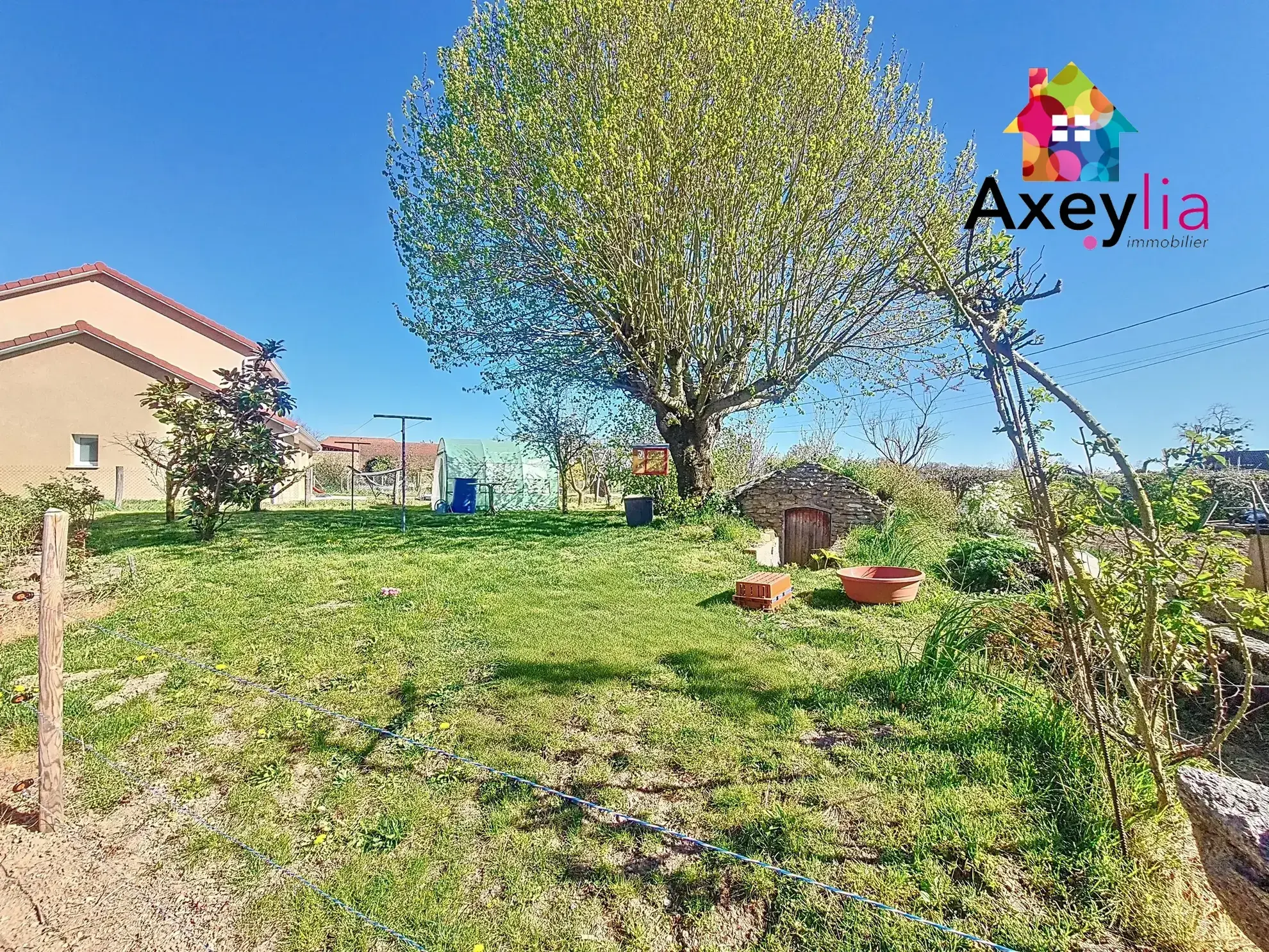 Maison de plain-pied à vendre à Marcigny avec grand terrain et dépendances 