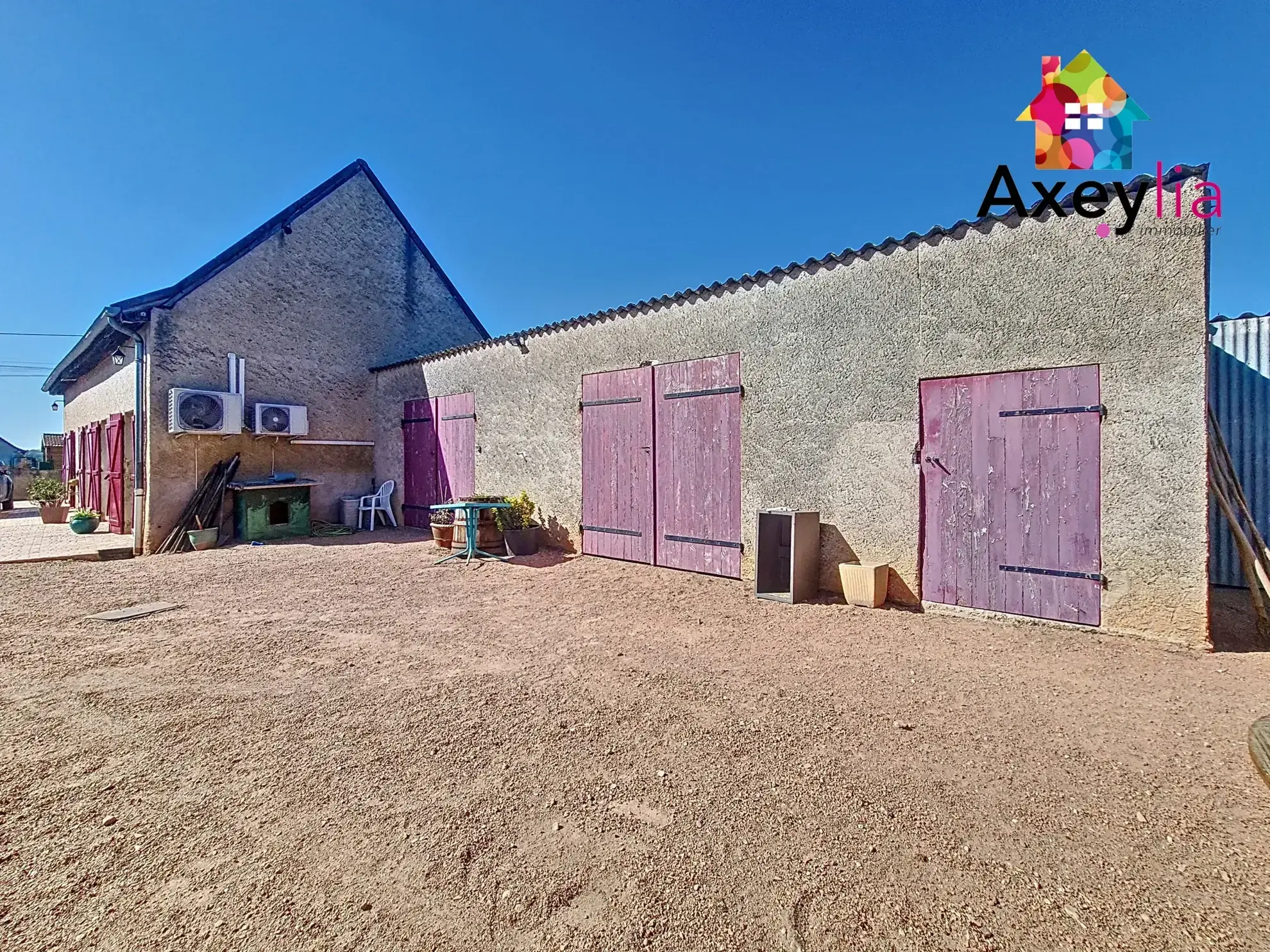 Maison de plain-pied à vendre à Marcigny avec grand terrain et dépendances 