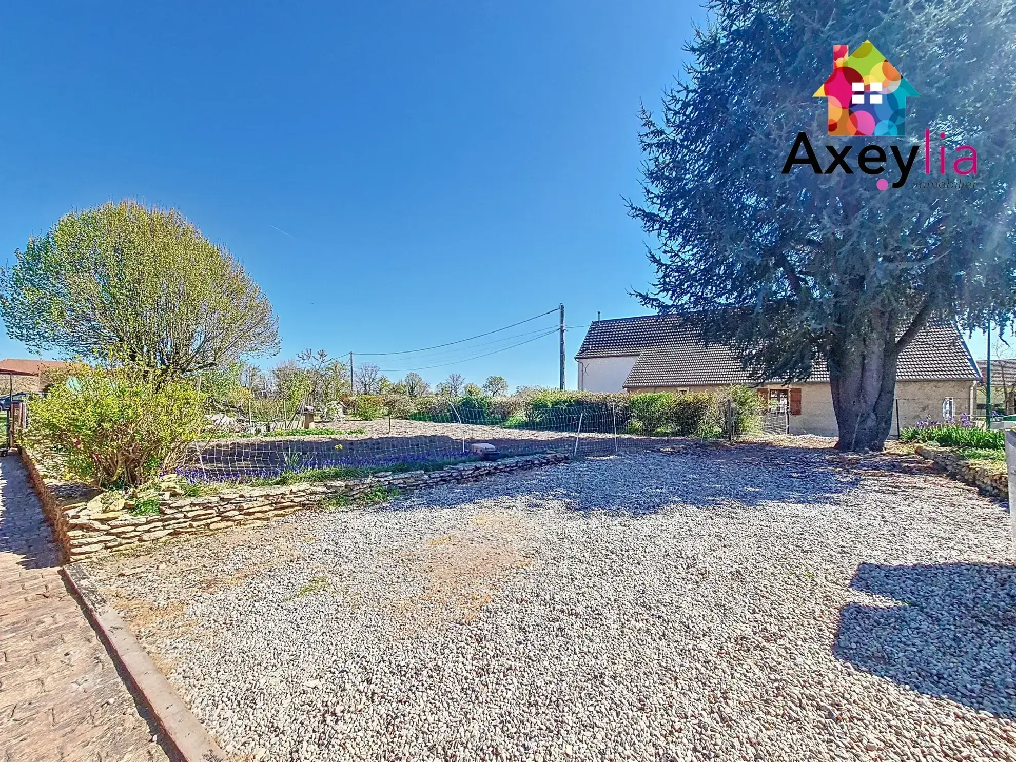 Maison de plain-pied à vendre à Marcigny avec grand terrain et dépendances 