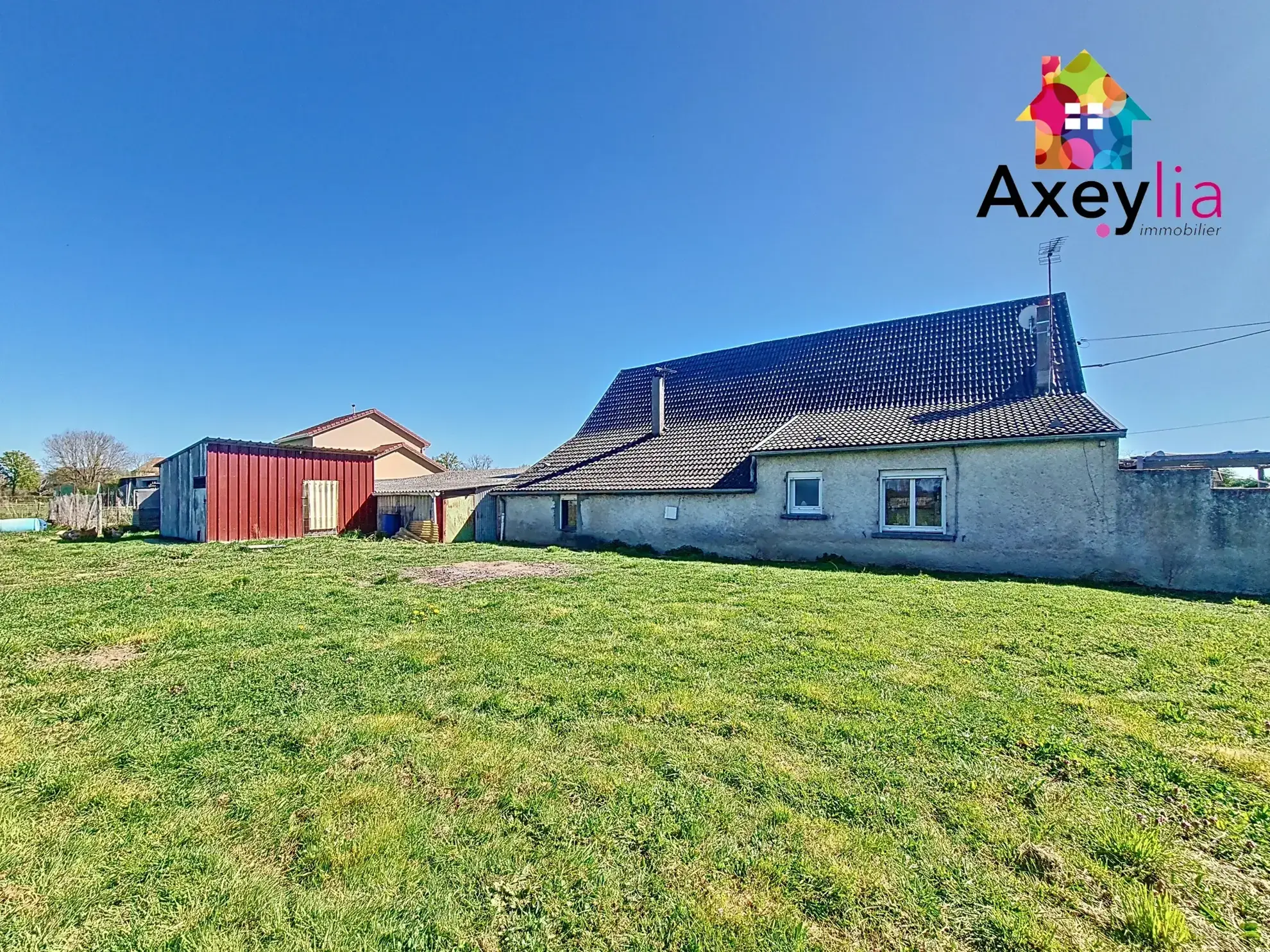 Maison de plain-pied à vendre à Marcigny avec grand terrain et dépendances 