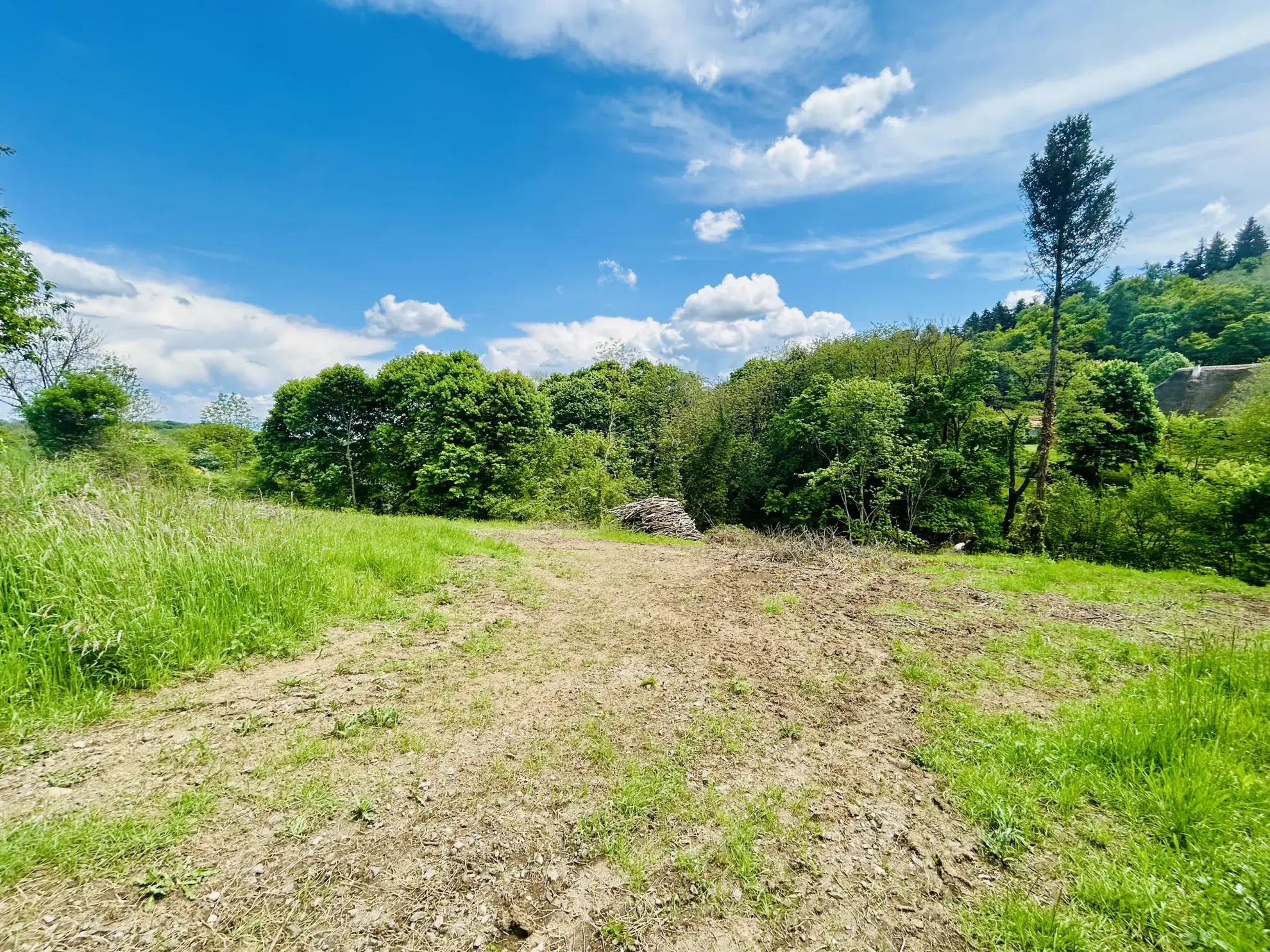 Terrain constructible de 828 m² à Orcines avec vue dégagée et exposition sud