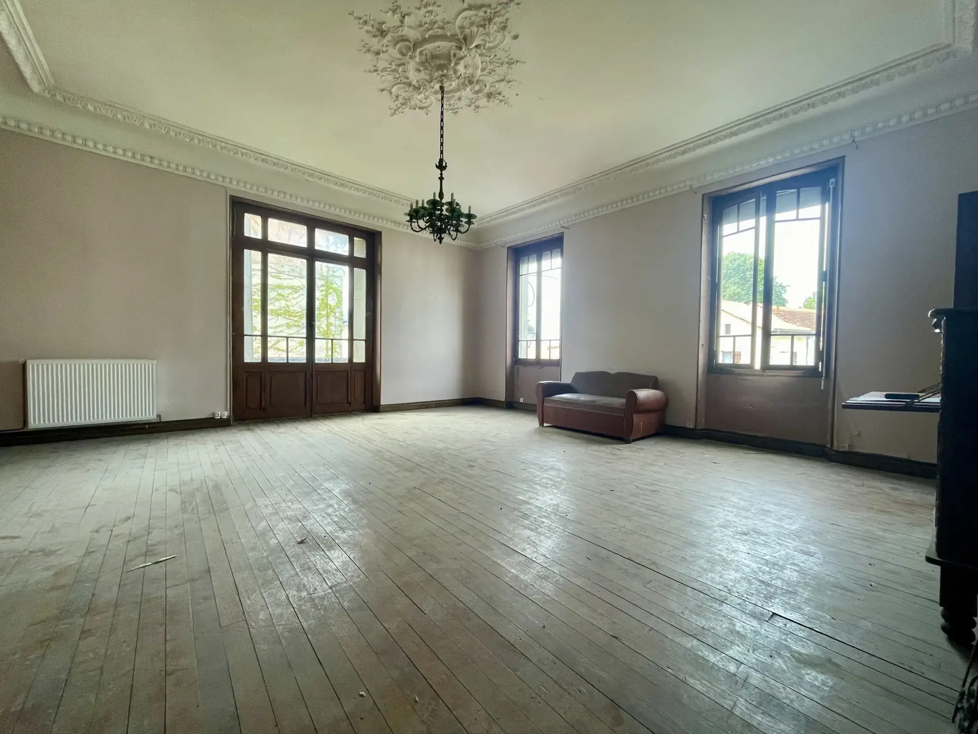 Immeuble en centre-ville de Vic-en-Bigorre de 480 m² avec jardin et parking 