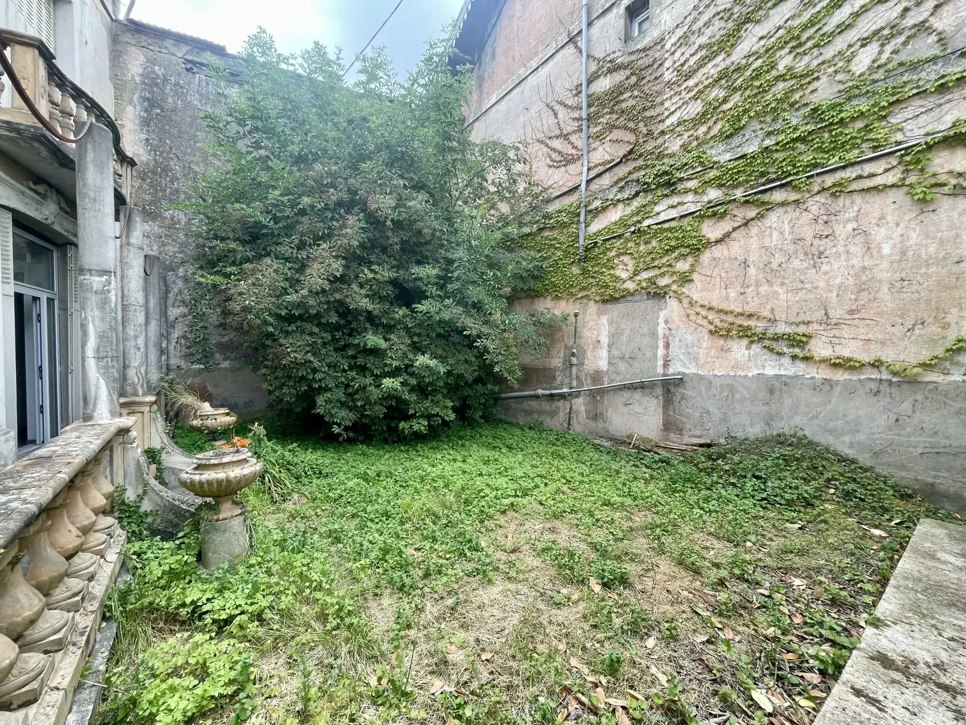 Immeuble en centre-ville de Vic-en-Bigorre de 480 m² avec jardin et parking 