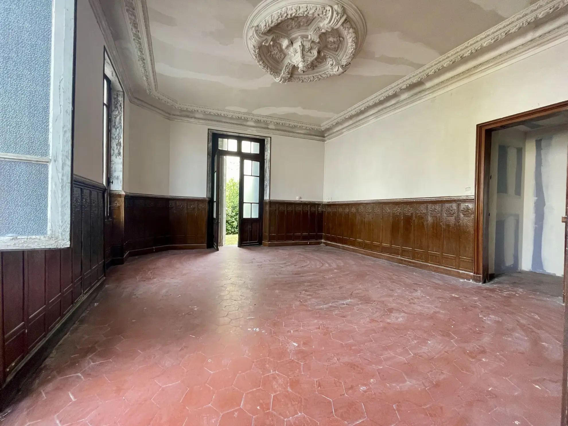 Immeuble en centre-ville de Vic-en-Bigorre de 480 m² avec jardin et parking 