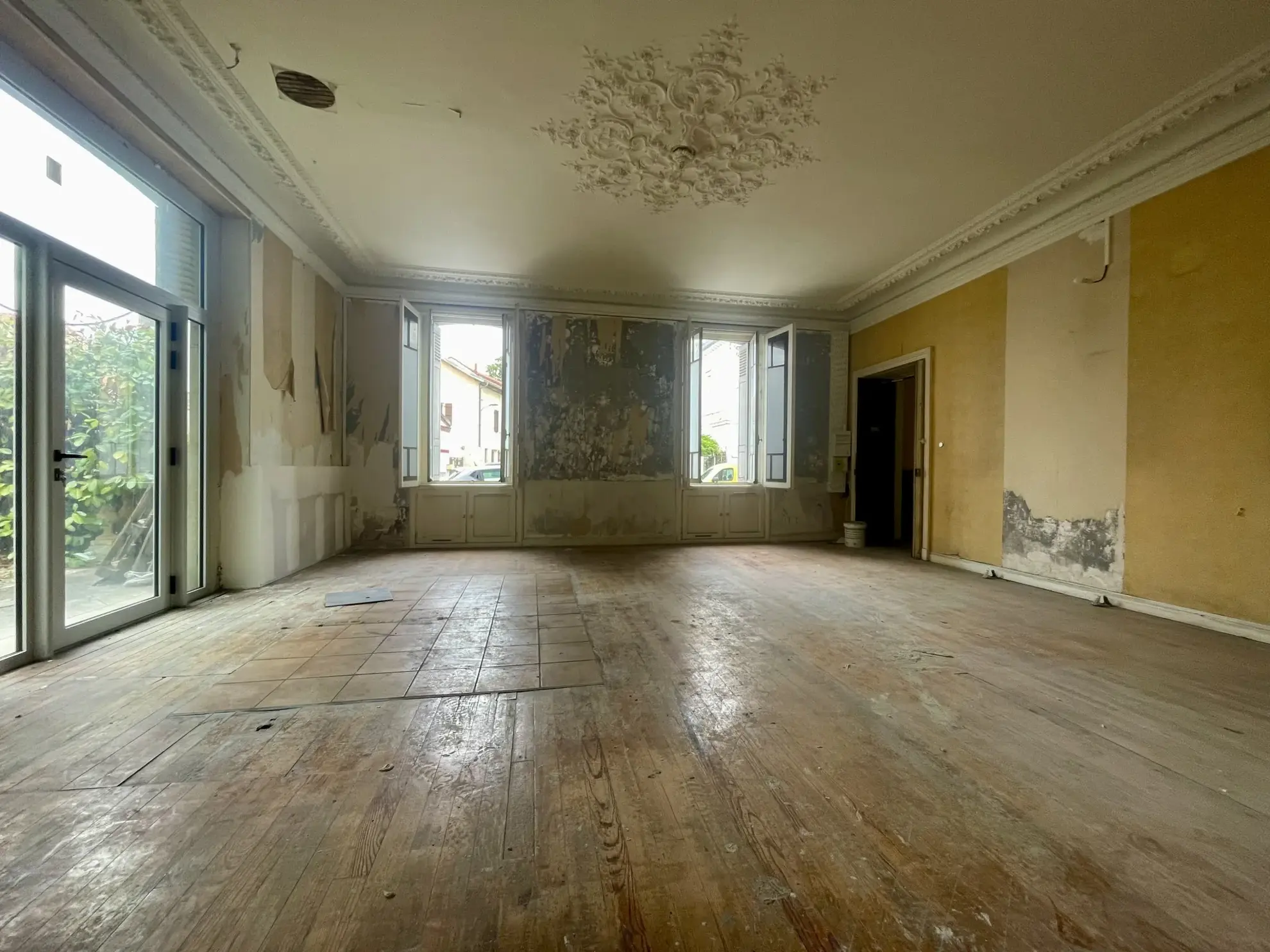 Immeuble en centre-ville de Vic-en-Bigorre de 480 m² avec jardin et parking 