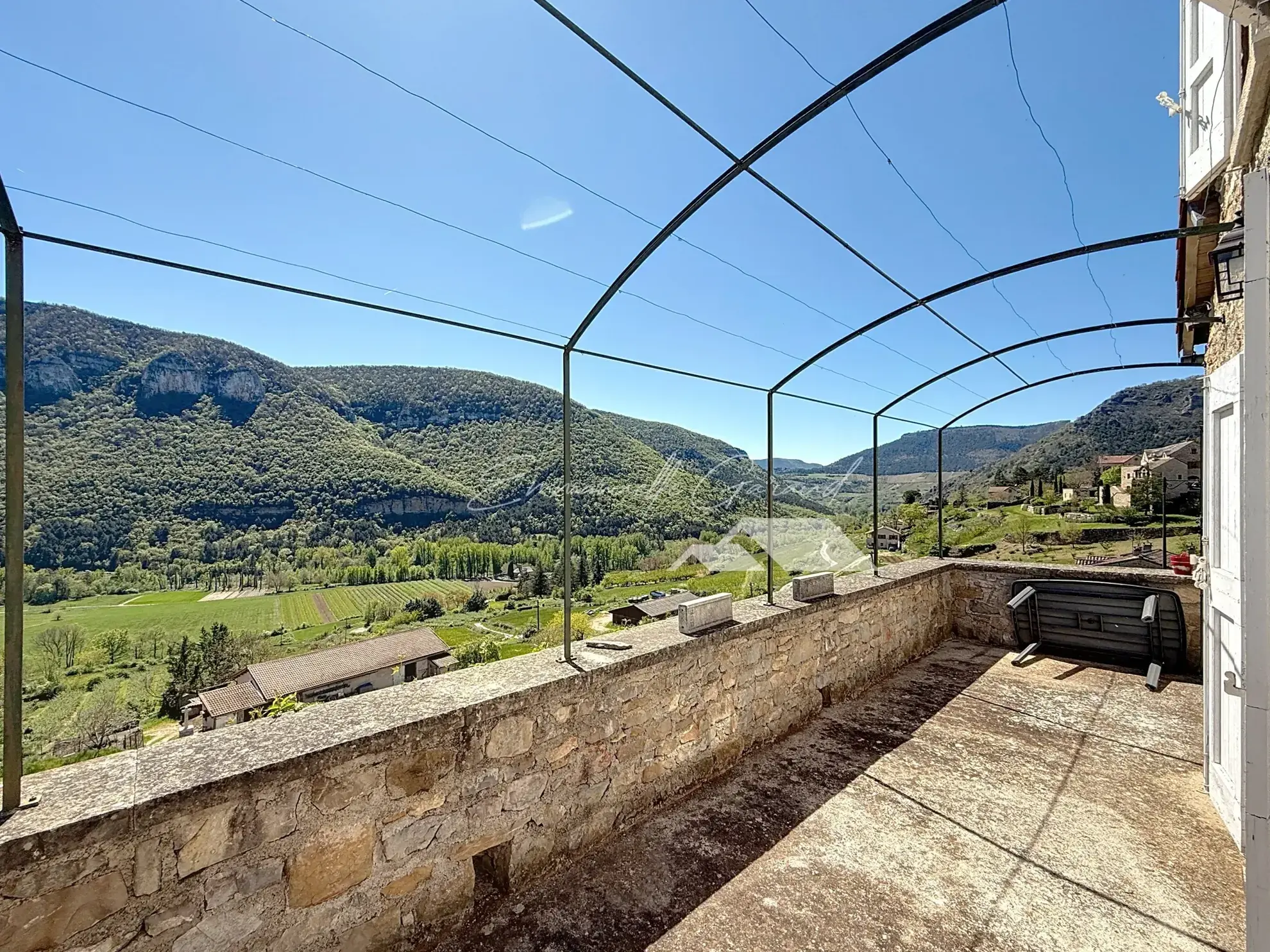 Maison à vendre à Mostuejouls avec vue panoramique et jardin privé dans le Parc des Grands Causses 