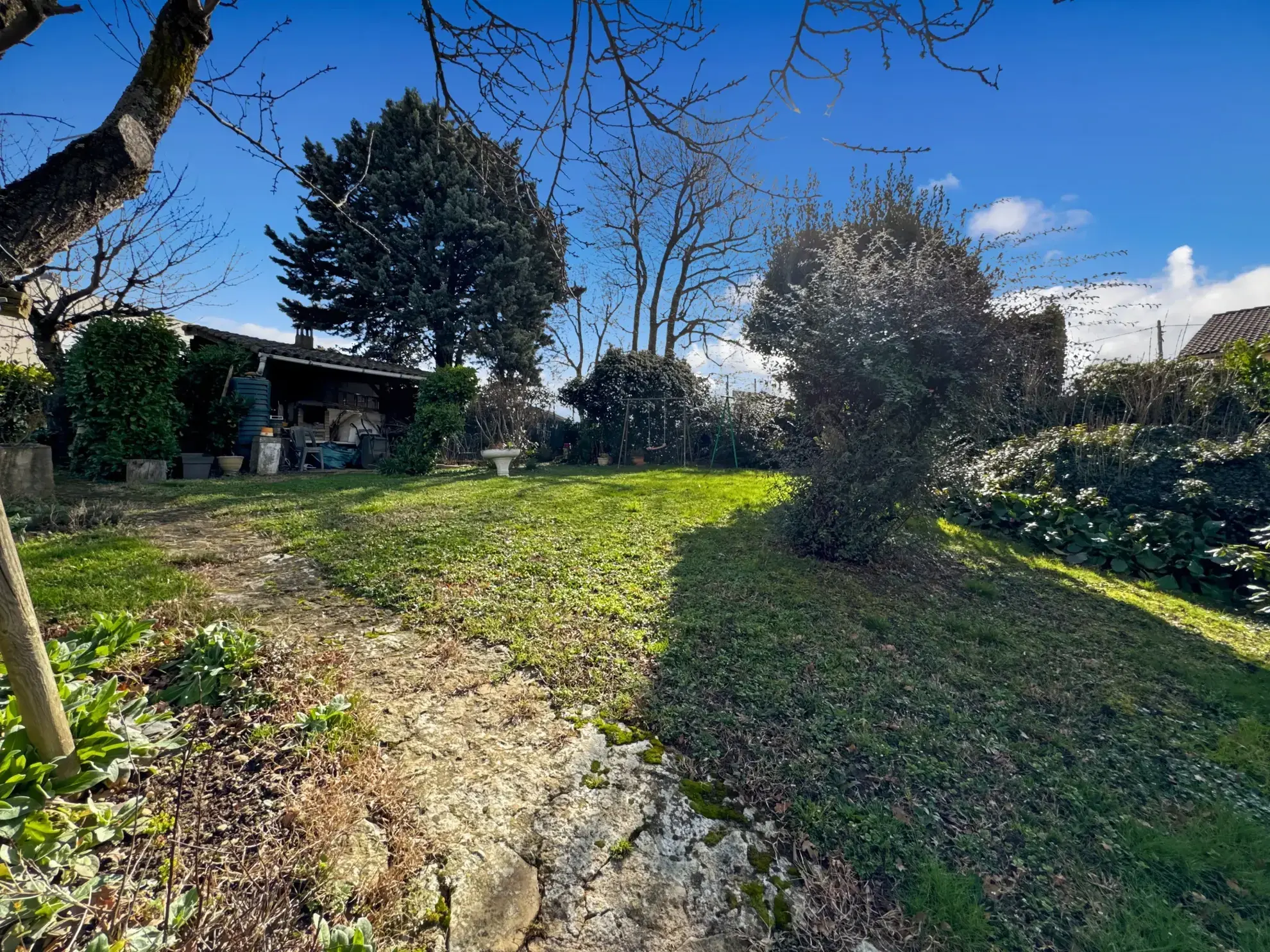 Maison de plain-pied à Massieux avec jardin, proche commerces 