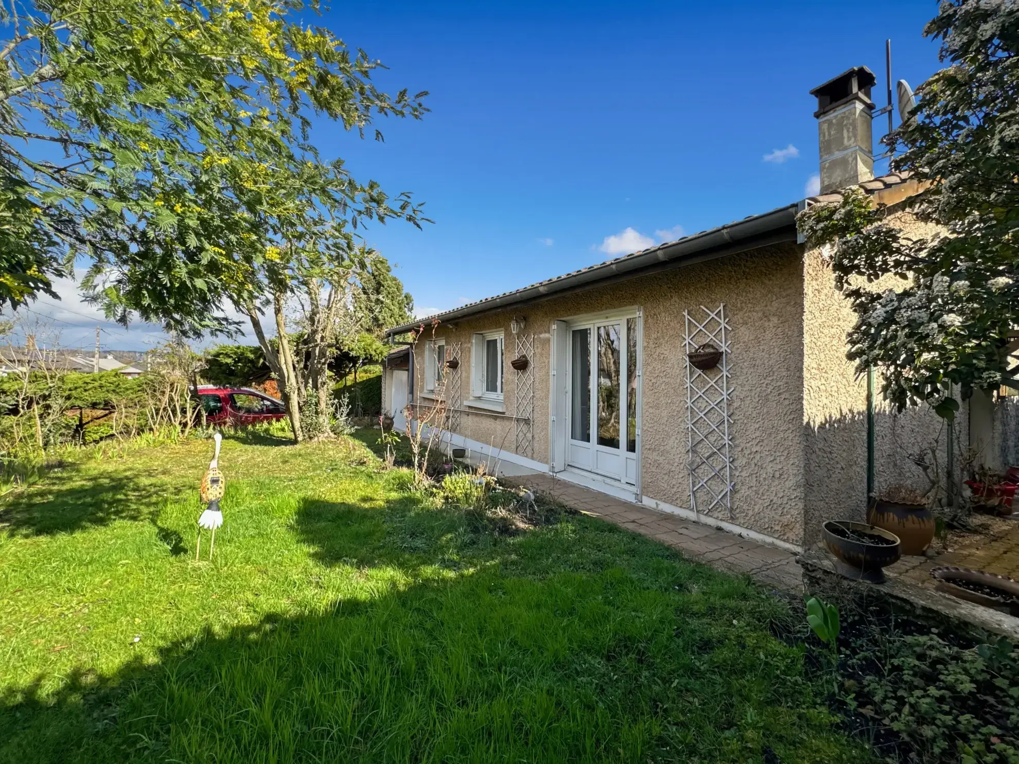 Maison de plain-pied à Massieux avec jardin, proche commerces 