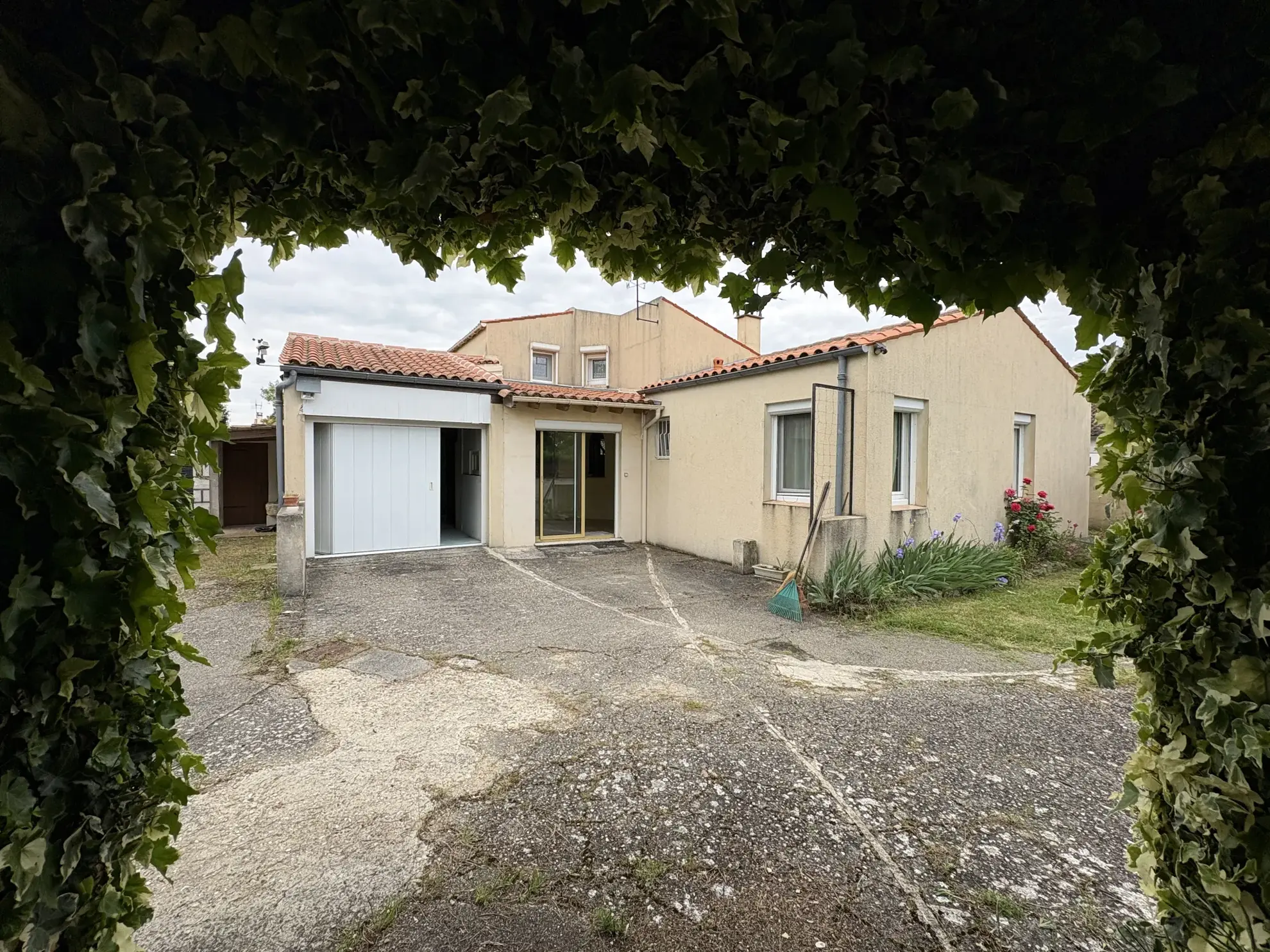 Maison lumineuse de 102 m² avec jardin, garage et espace bien-être à Cozes 