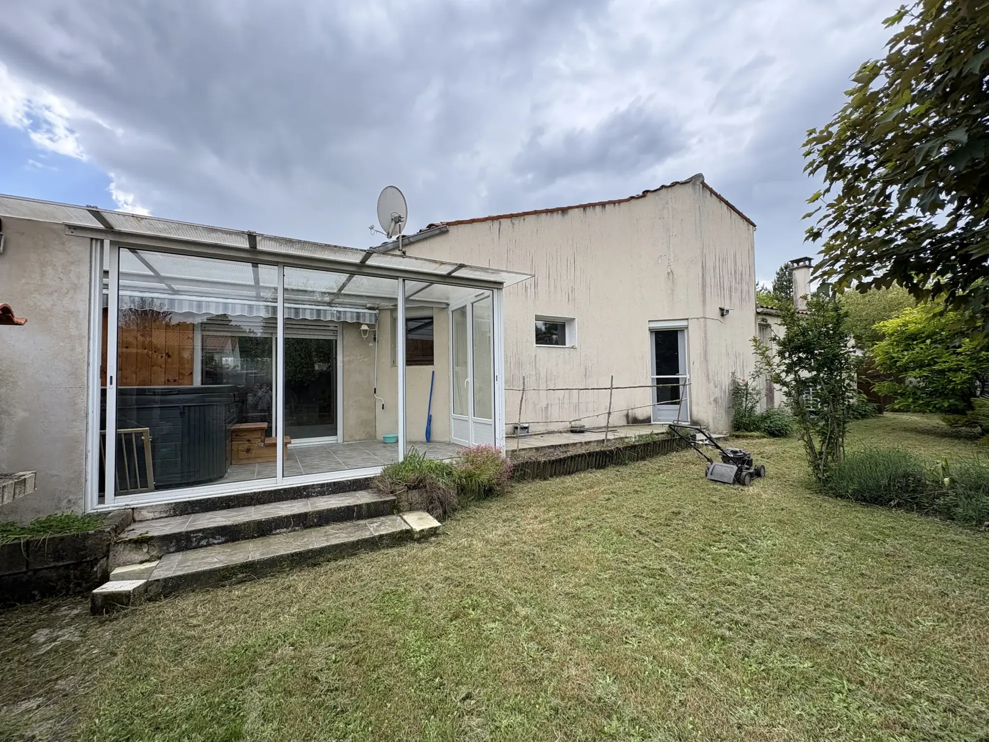 Maison lumineuse de 102 m² avec jardin, garage et espace bien-être à Cozes 