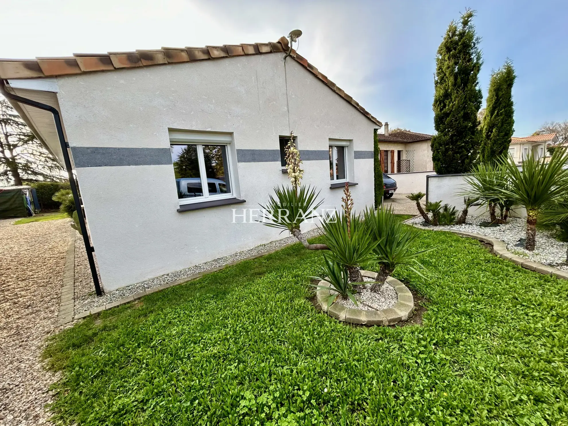 Charmante maison de plain-pied avec garage, terrasse et jardin à Saint-Denis-de-Pile 