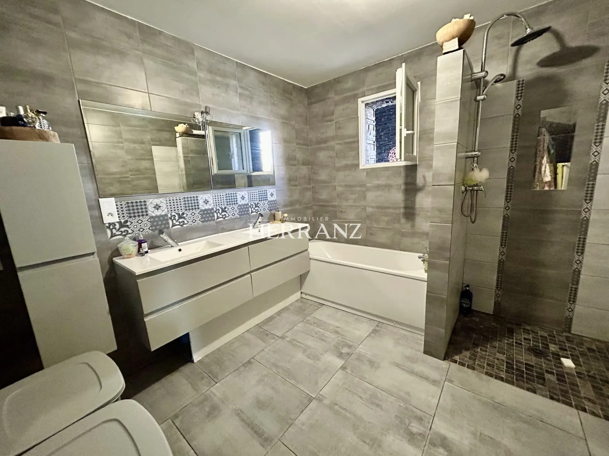 Charmante maison de plain-pied avec garage, terrasse et jardin à Saint-Denis-de-Pile 