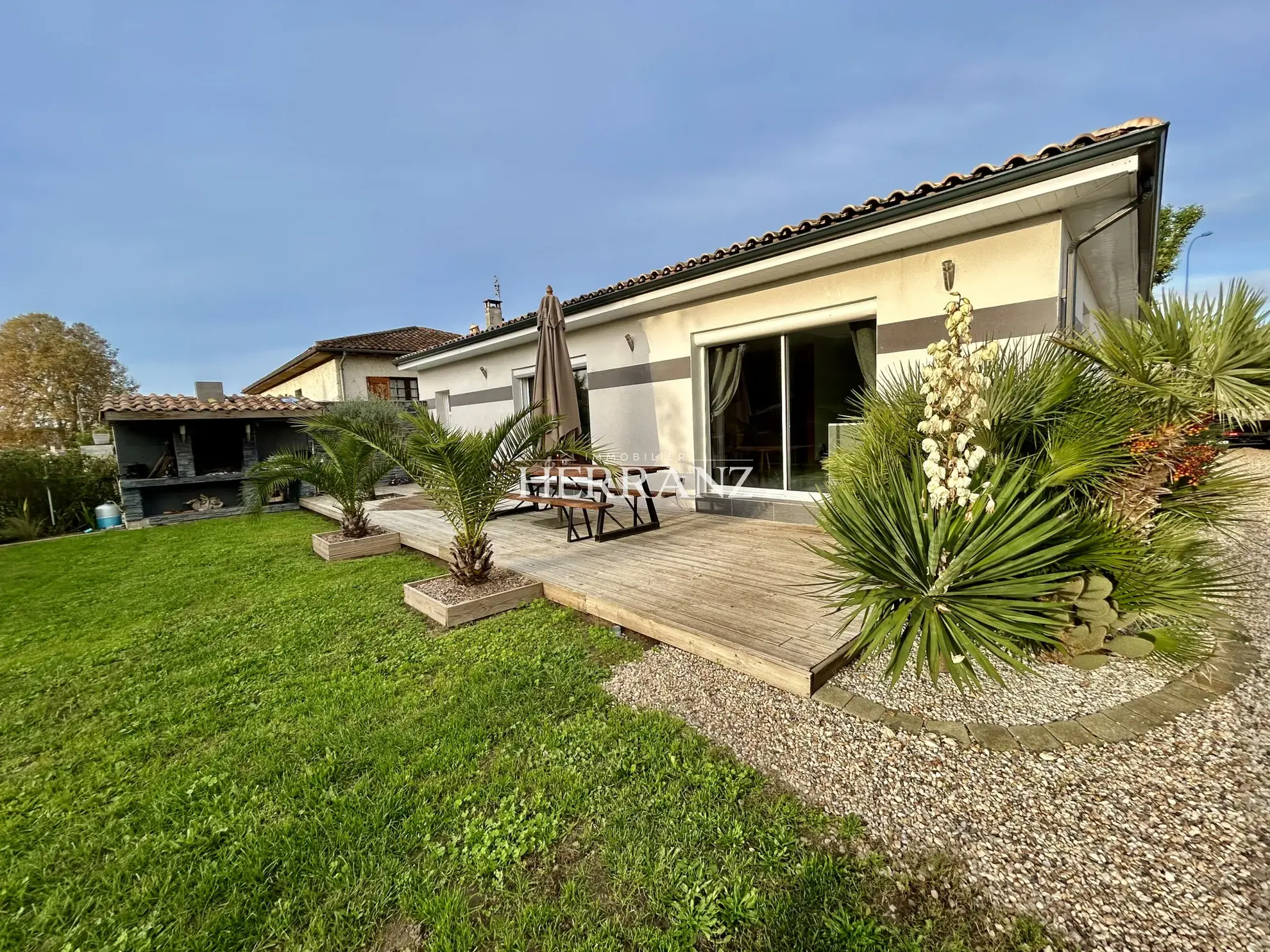 Charmante maison de plain-pied avec garage, terrasse et jardin à Saint-Denis-de-Pile 
