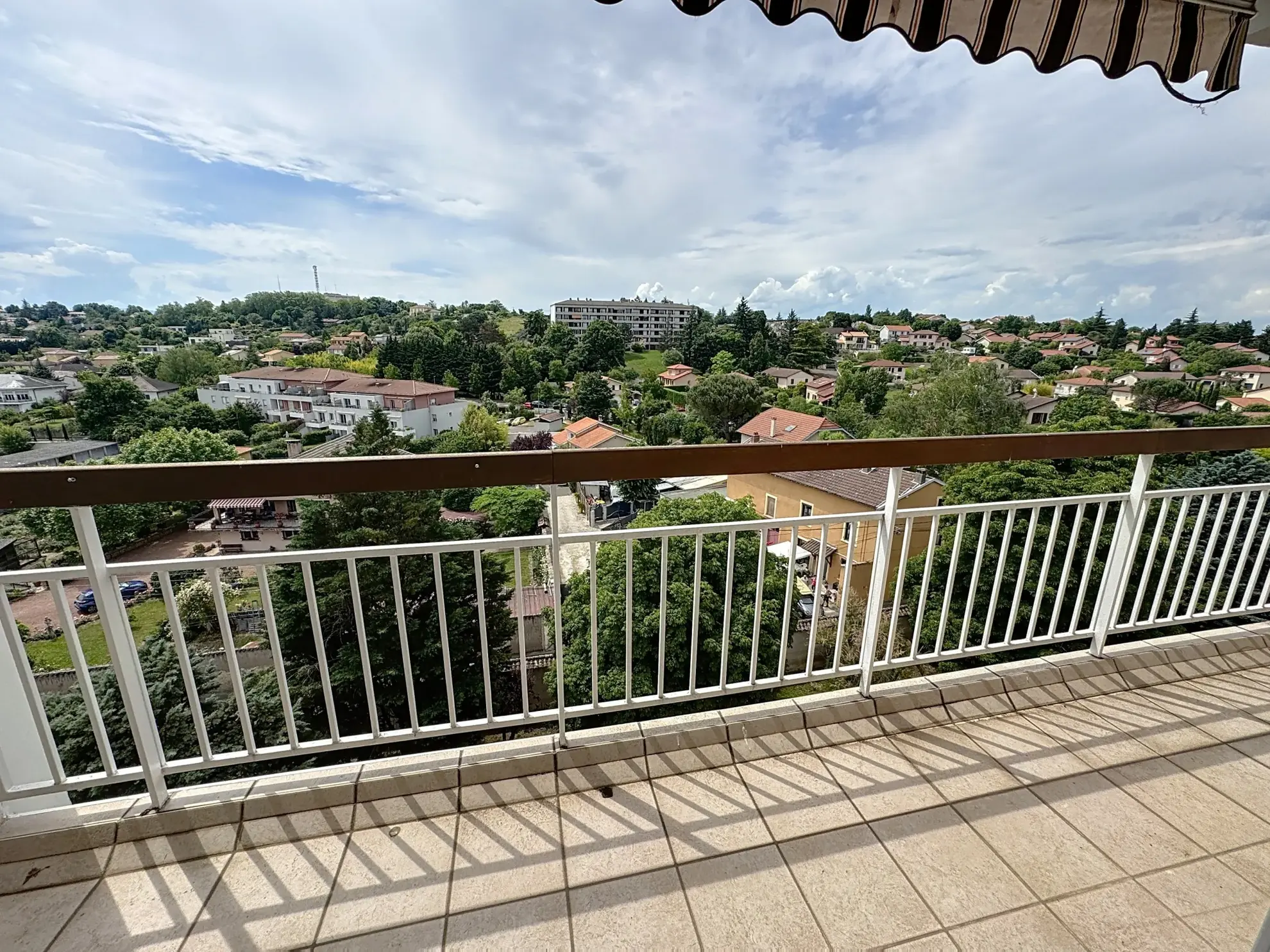 Vente appartement T4 de 72 m² à Saint Genis Laval avec balcon, cave et parking