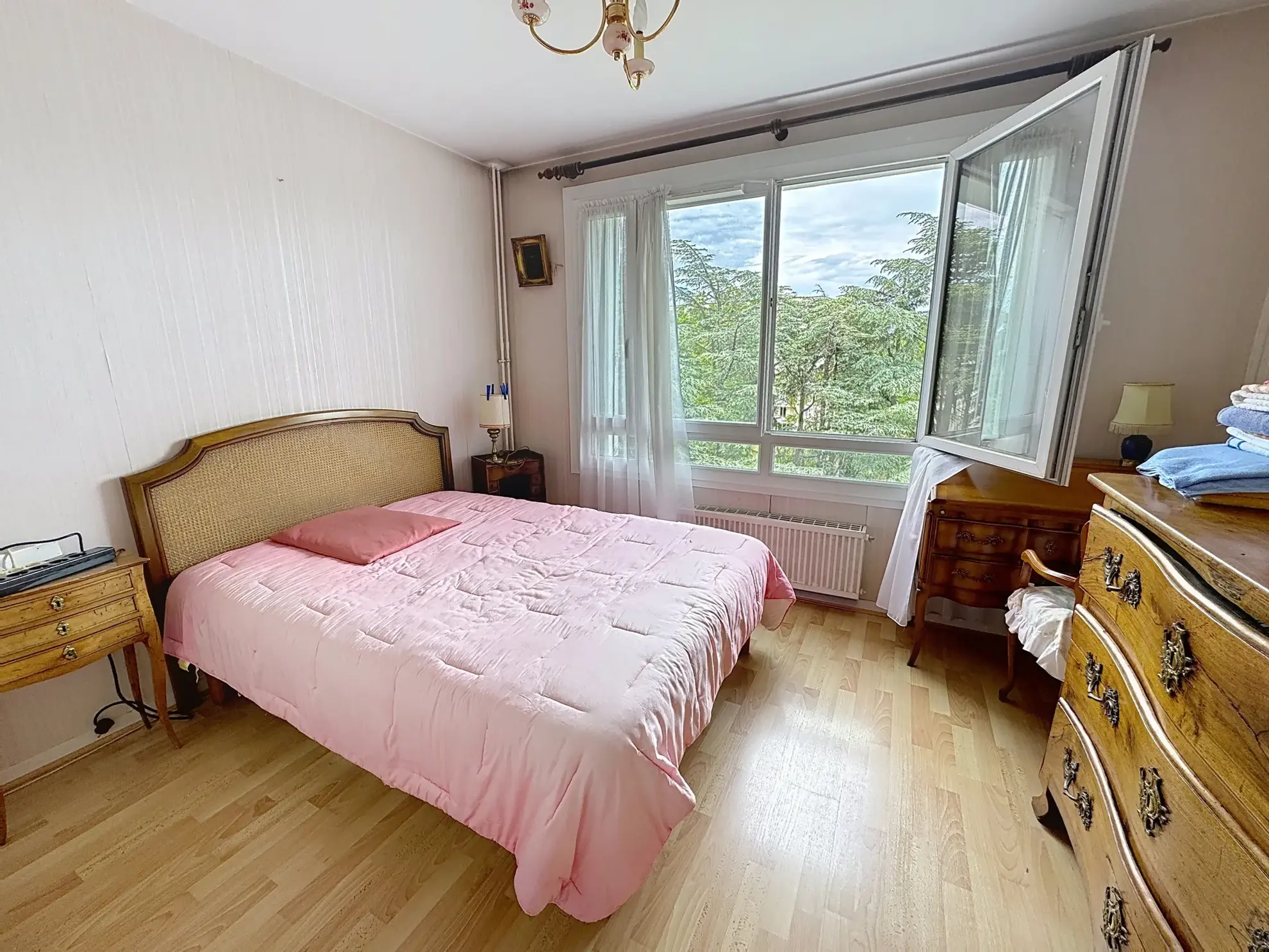 Vente appartement T4 de 72 m² à Saint Genis Laval avec balcon, cave et parking 