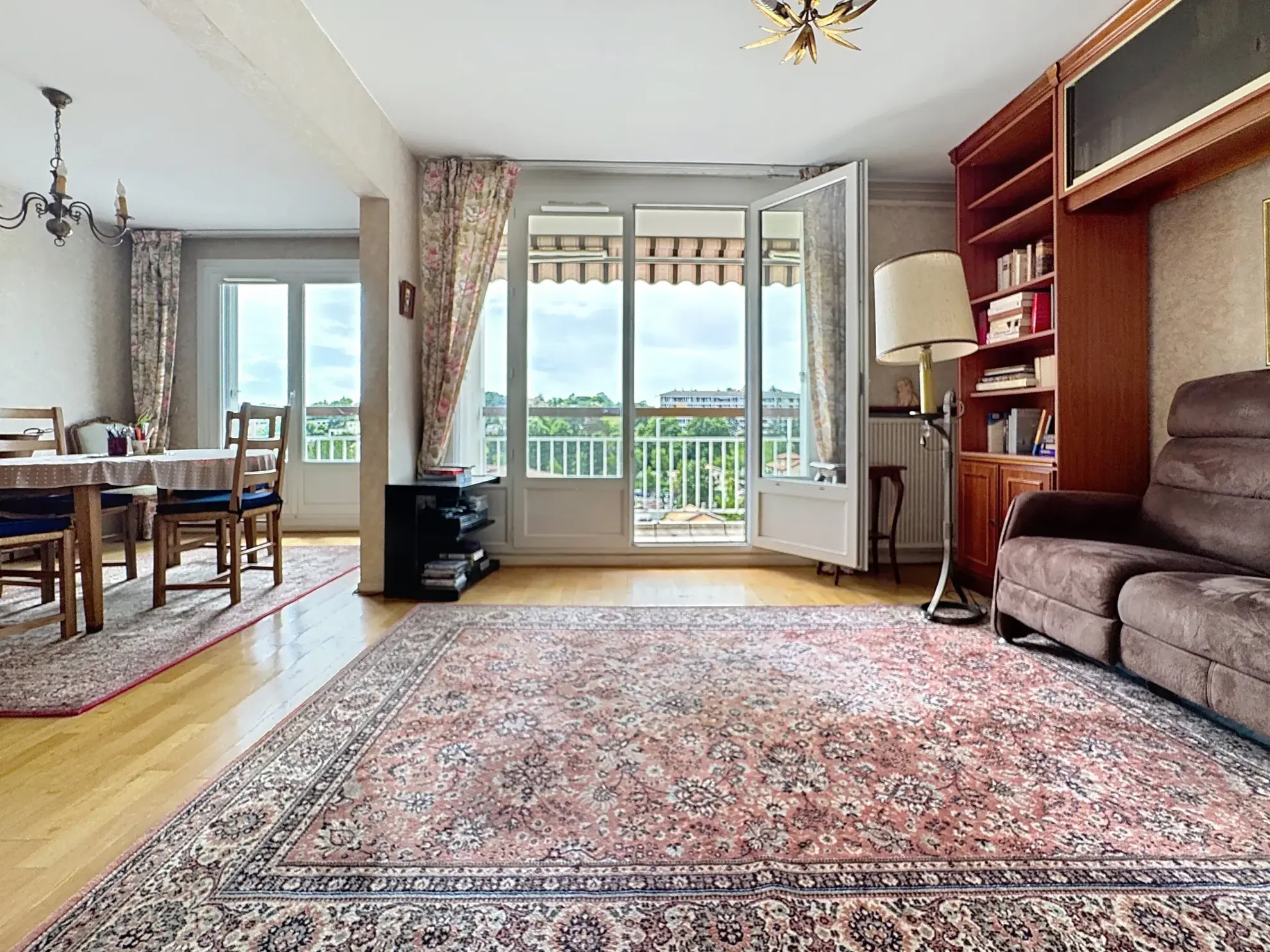 Vente appartement T4 de 72 m² à Saint Genis Laval avec balcon, cave et parking 