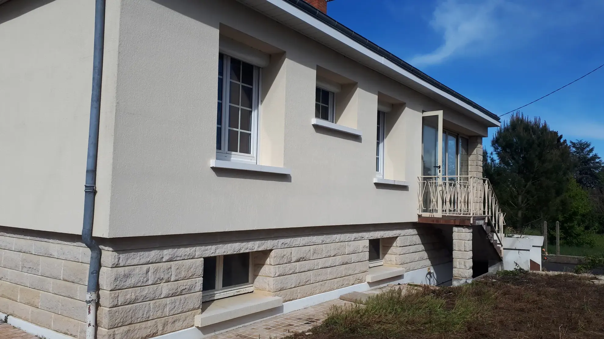 Maison familiale de 90m² à Coussay les Bois, terrain de 1735m², rénovée et isolée 