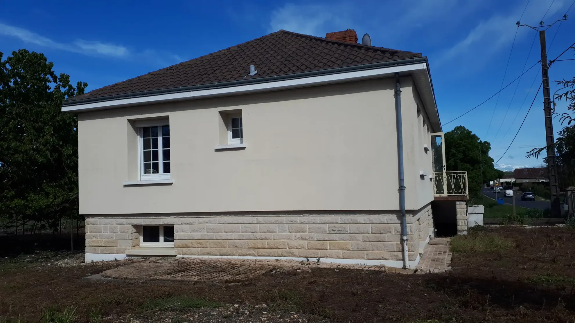 Maison familiale de 90m² à Coussay les Bois, terrain de 1735m², rénovée et isolée 