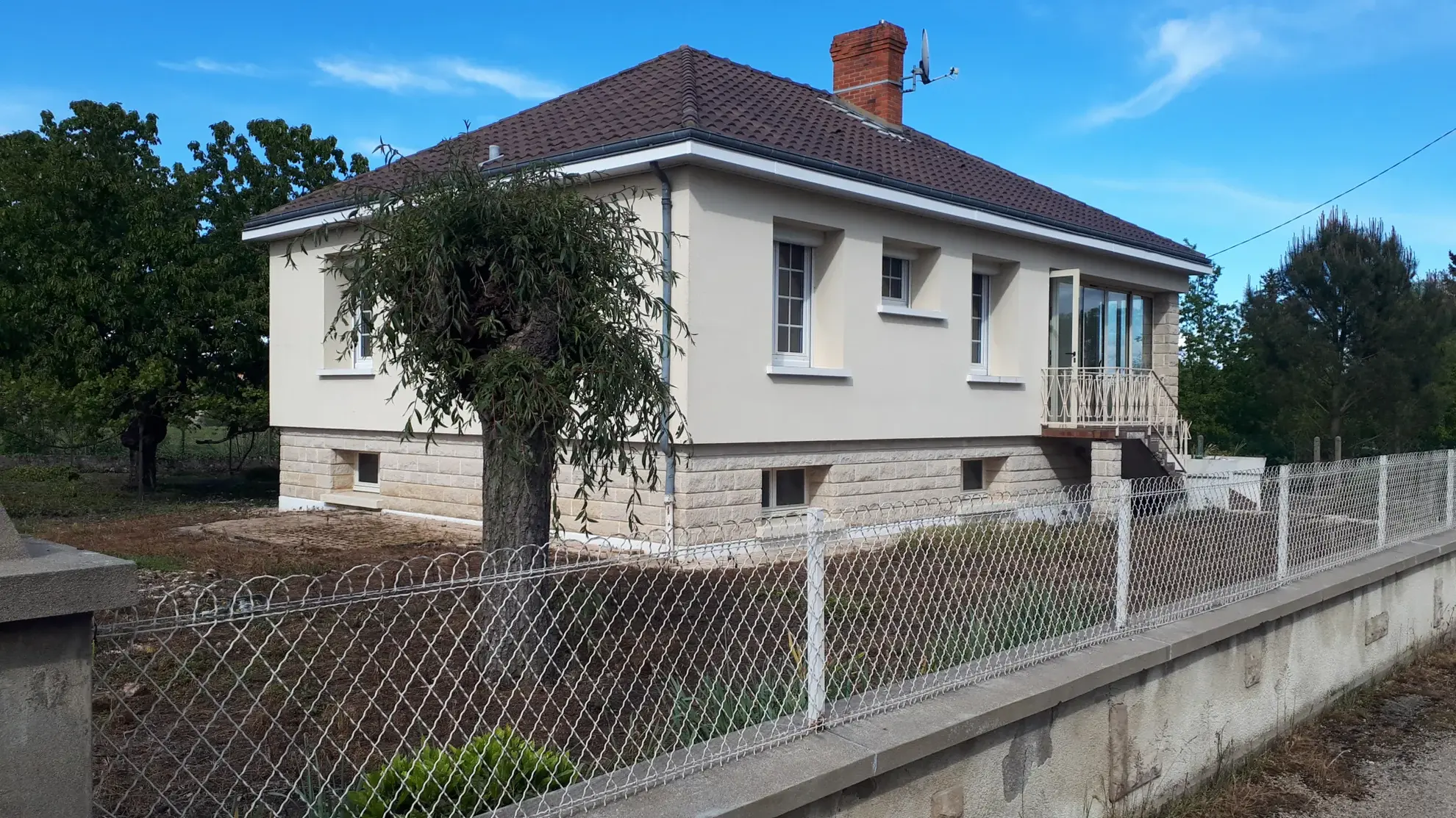Maison familiale de 90m² à Coussay les Bois, terrain de 1735m², rénovée et isolée 