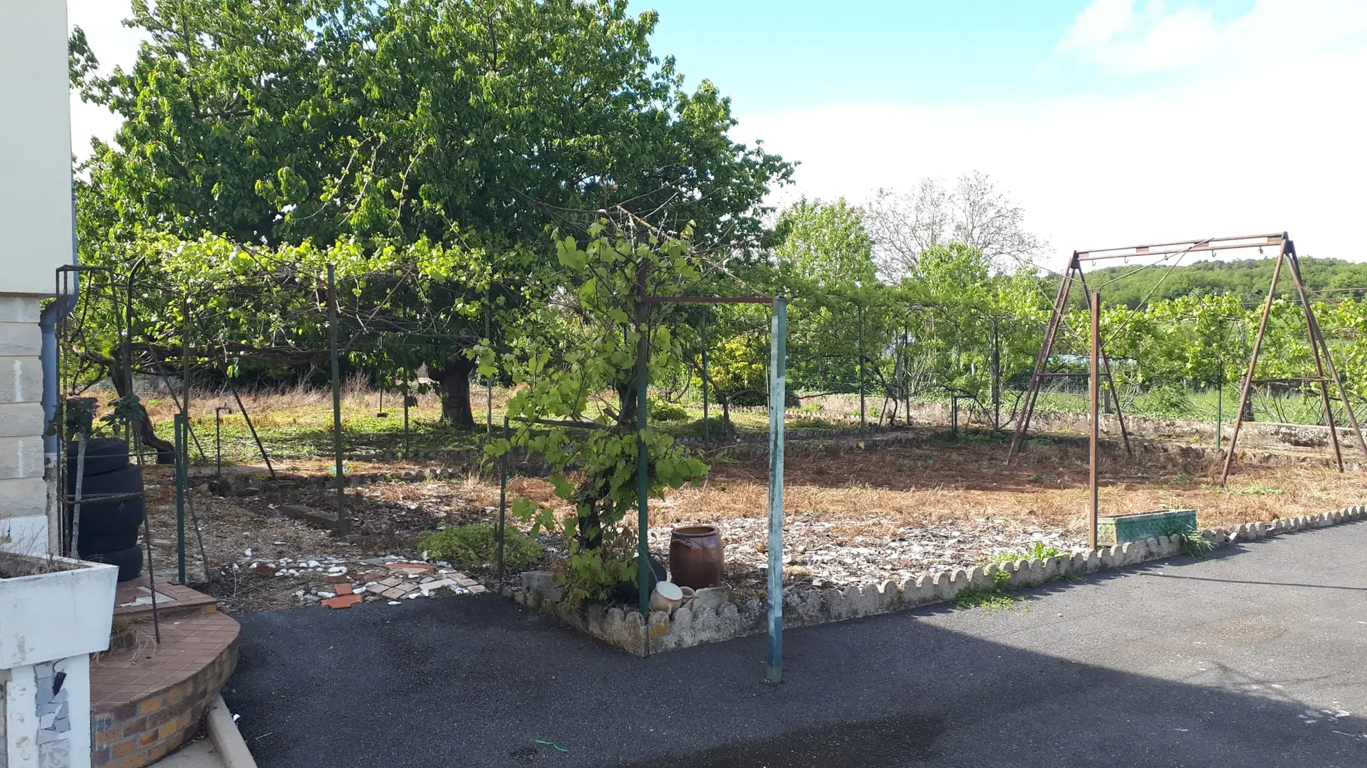 Maison familiale de 90m² à Coussay les Bois, terrain de 1735m², rénovée et isolée 