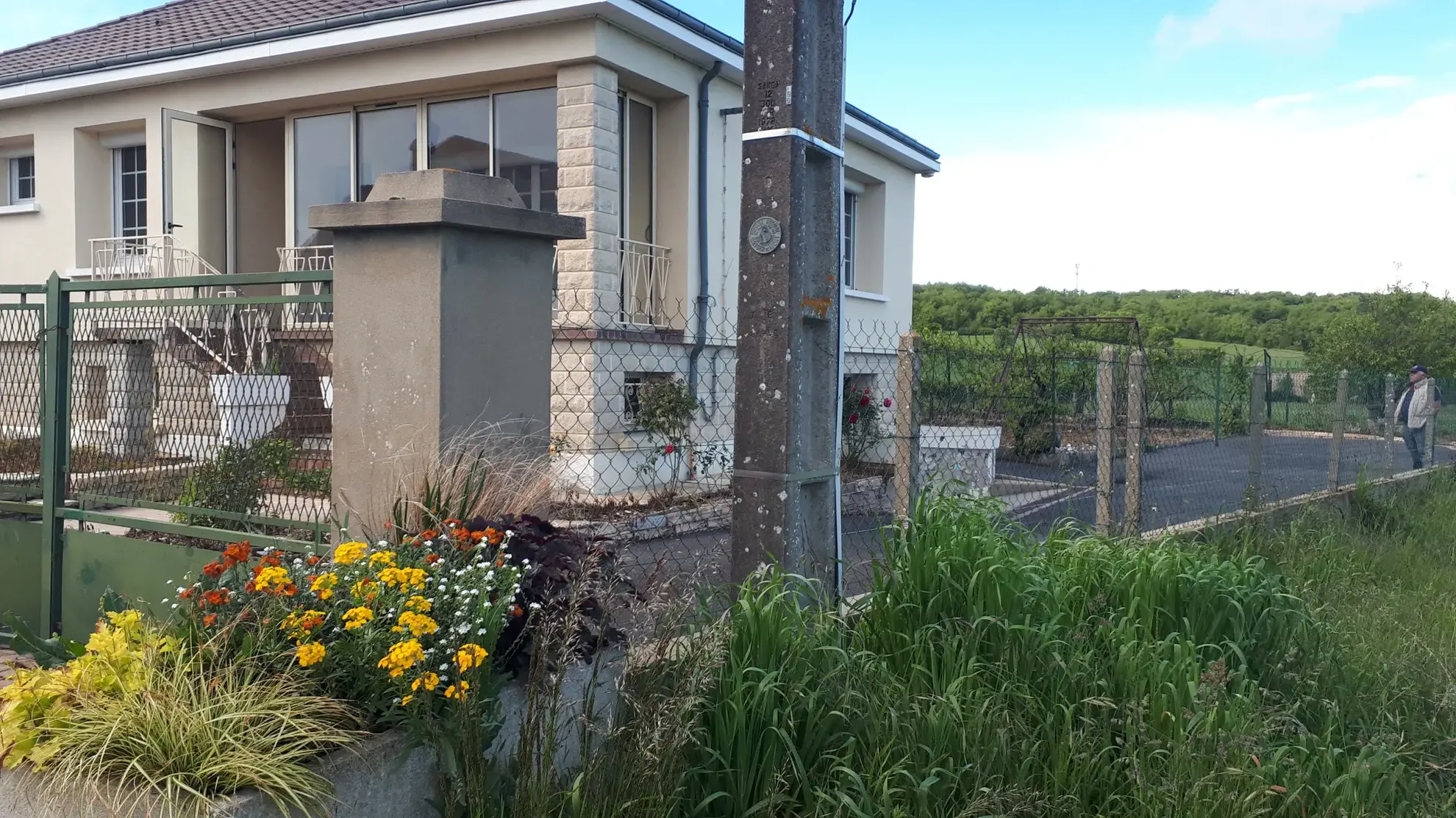 Maison familiale de 90m² à Coussay les Bois, terrain de 1735m², rénovée et isolée 