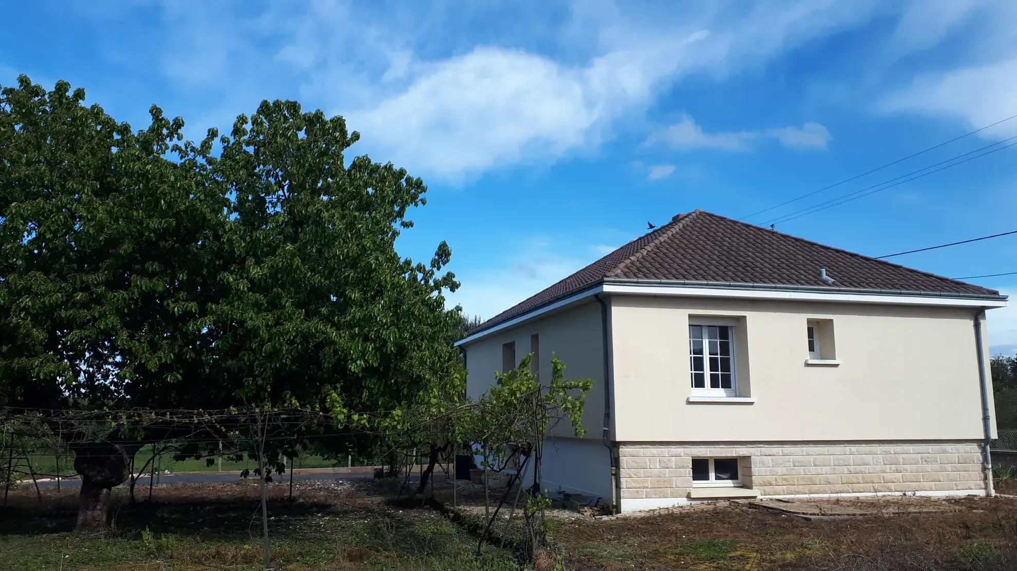 Maison familiale de 90m² à Coussay les Bois, terrain de 1735m², rénovée et isolée