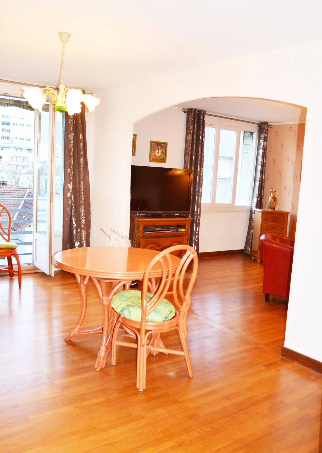 Spacieux appartement T3 traversant de 88 m² à Grenoble, avec cave et balcon 