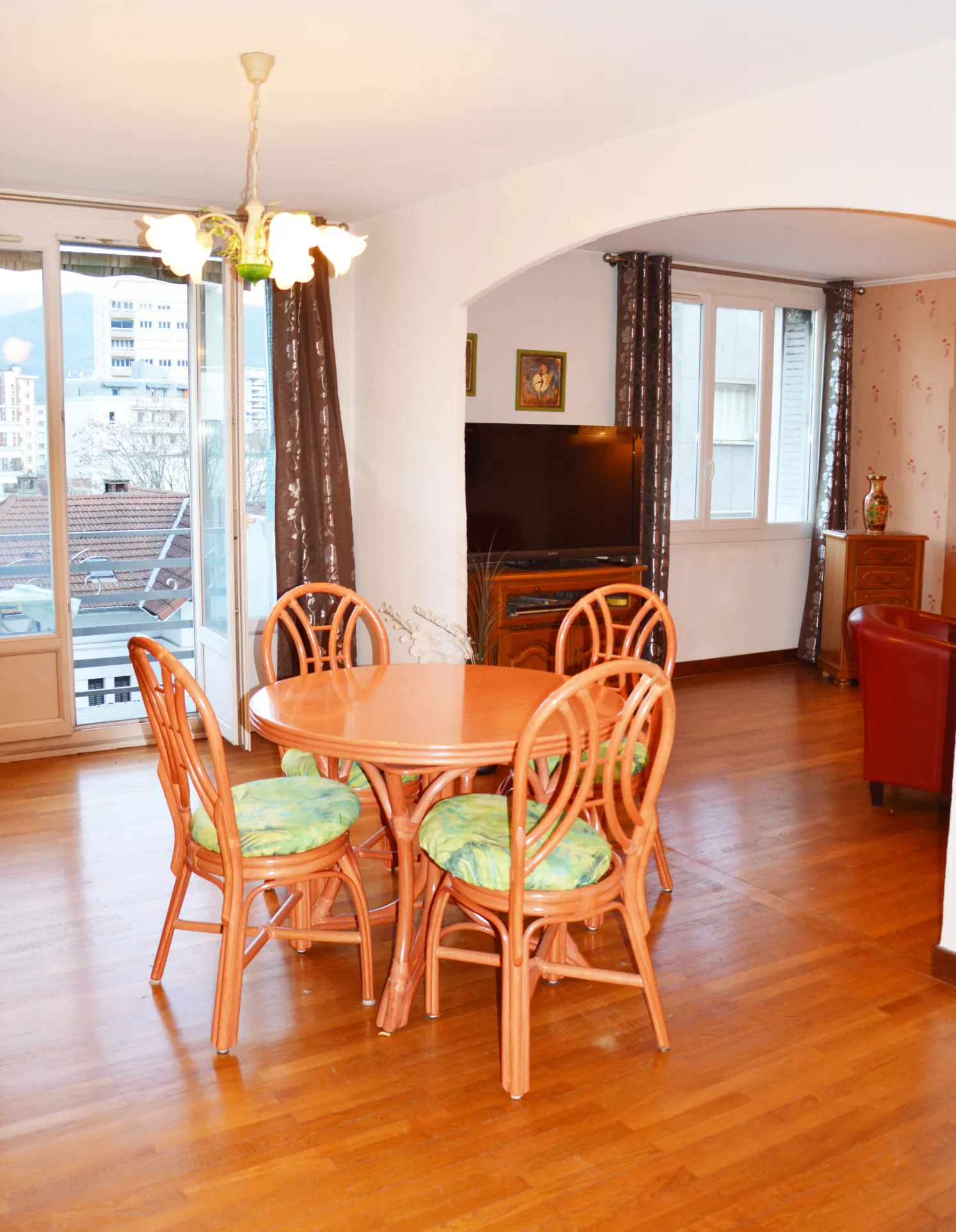 Spacieux appartement T3 traversant de 88 m² à Grenoble, avec cave et balcon 