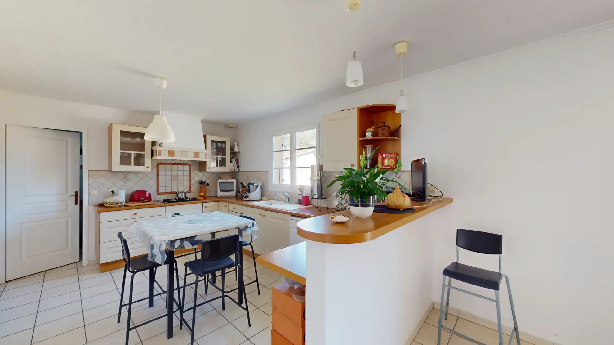 Magnifique villa 4 pièces avec piscine et 3 garages à vendre à Noé 