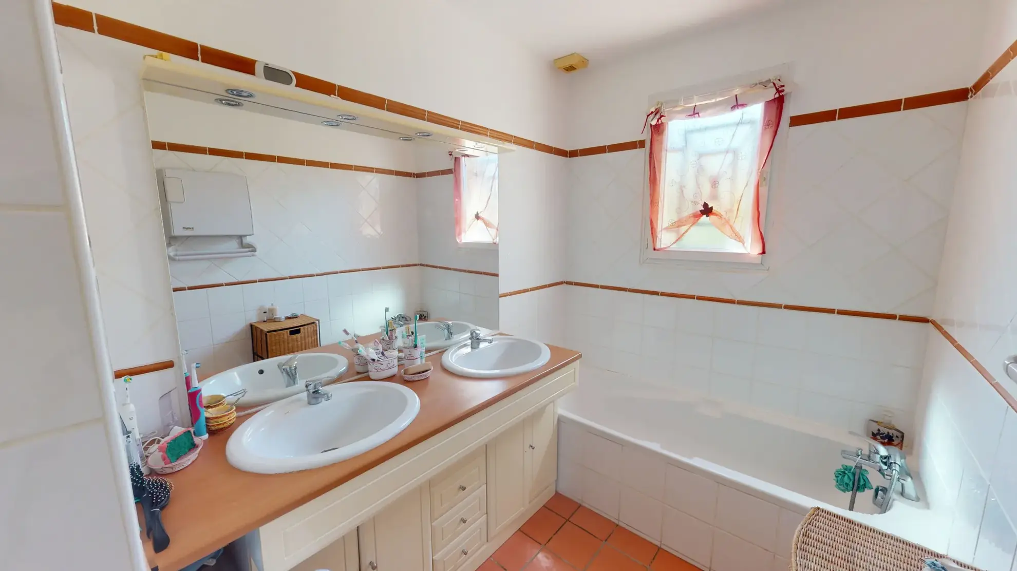 Magnifique villa 4 pièces avec piscine et 3 garages à vendre à Noé 