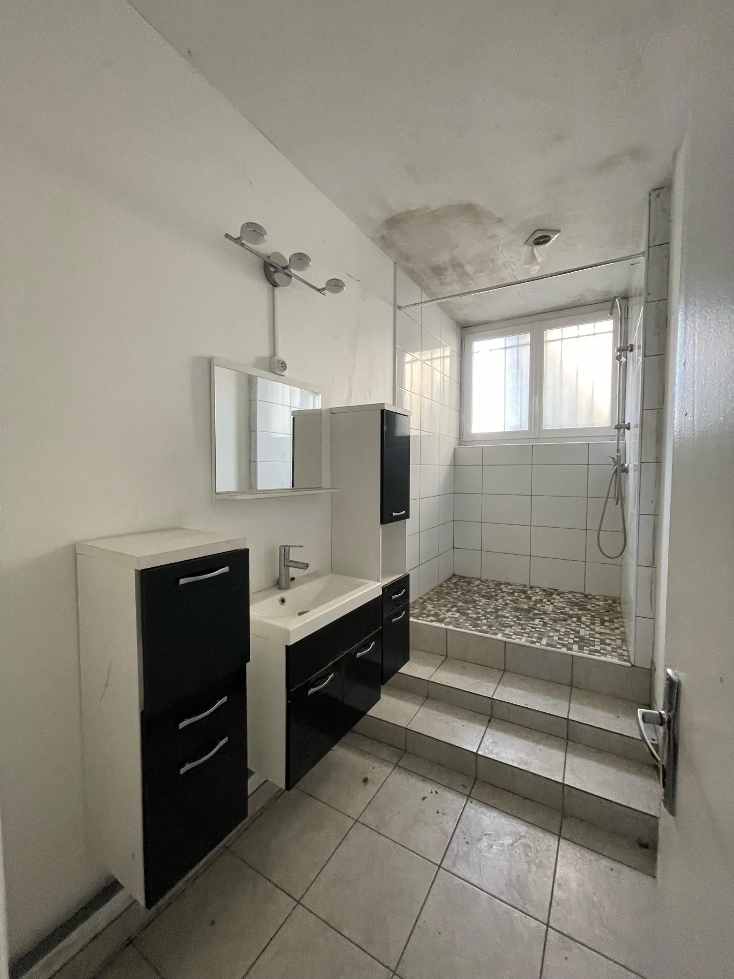 Maison à rénover de 120 m² avec jardin à Coutras, proche commodités 