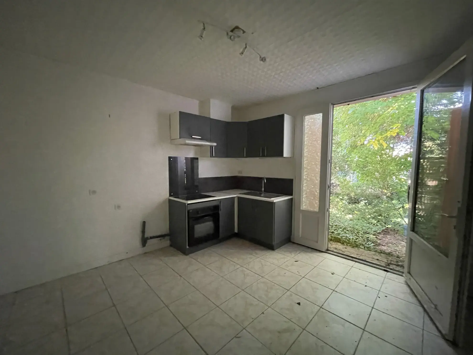 Maison à rénover de 120 m² avec jardin à Coutras, proche commodités 