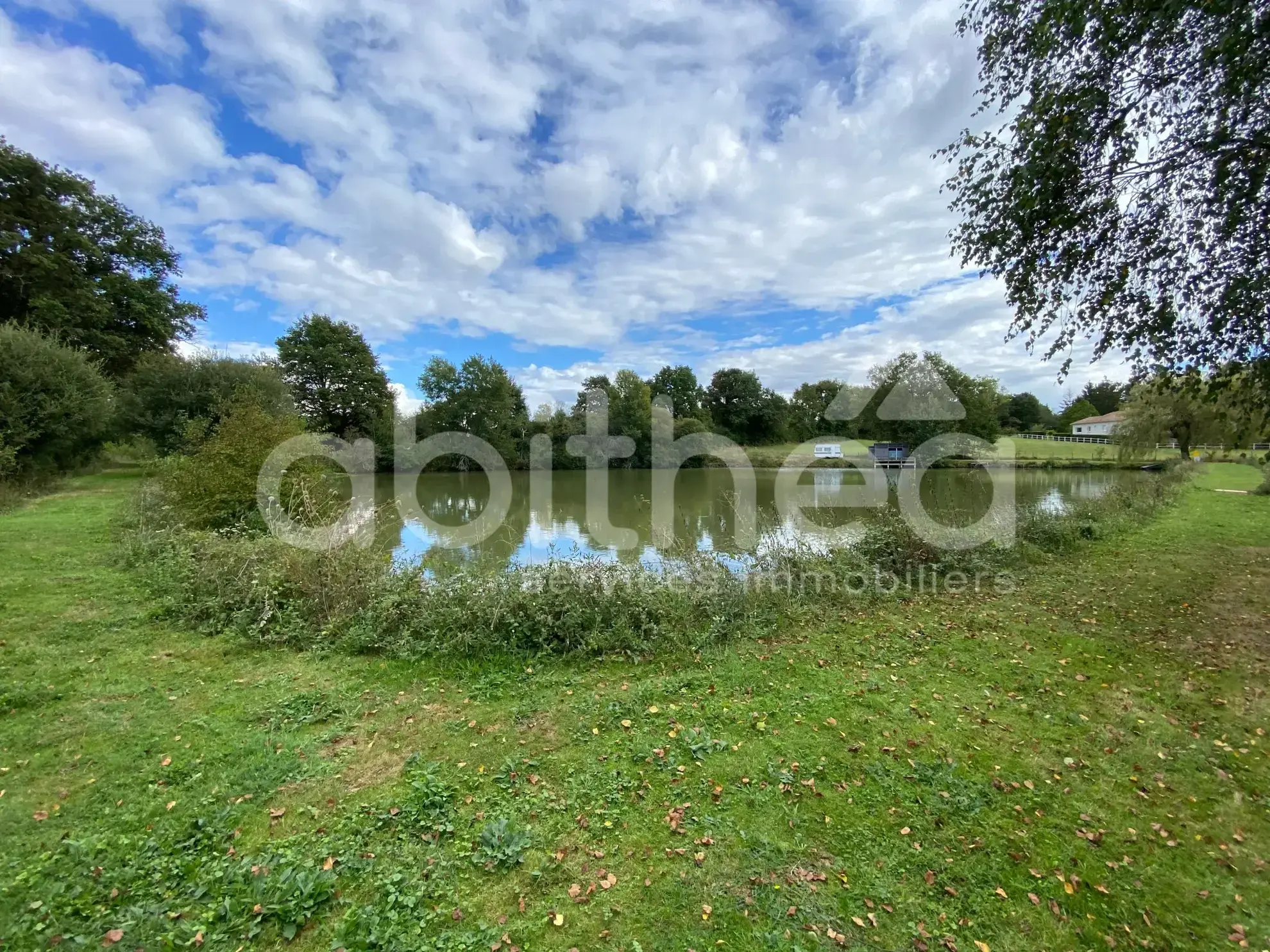 Terrain de loisirs avec deux étangs à Chabrac (16150) - Idéal pour la pêche et la détente 