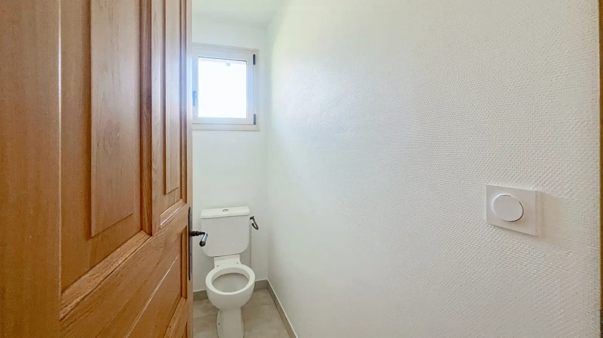 Maison rénovée avec grand sous-sol et terrain à Angely - Opportunité rare 