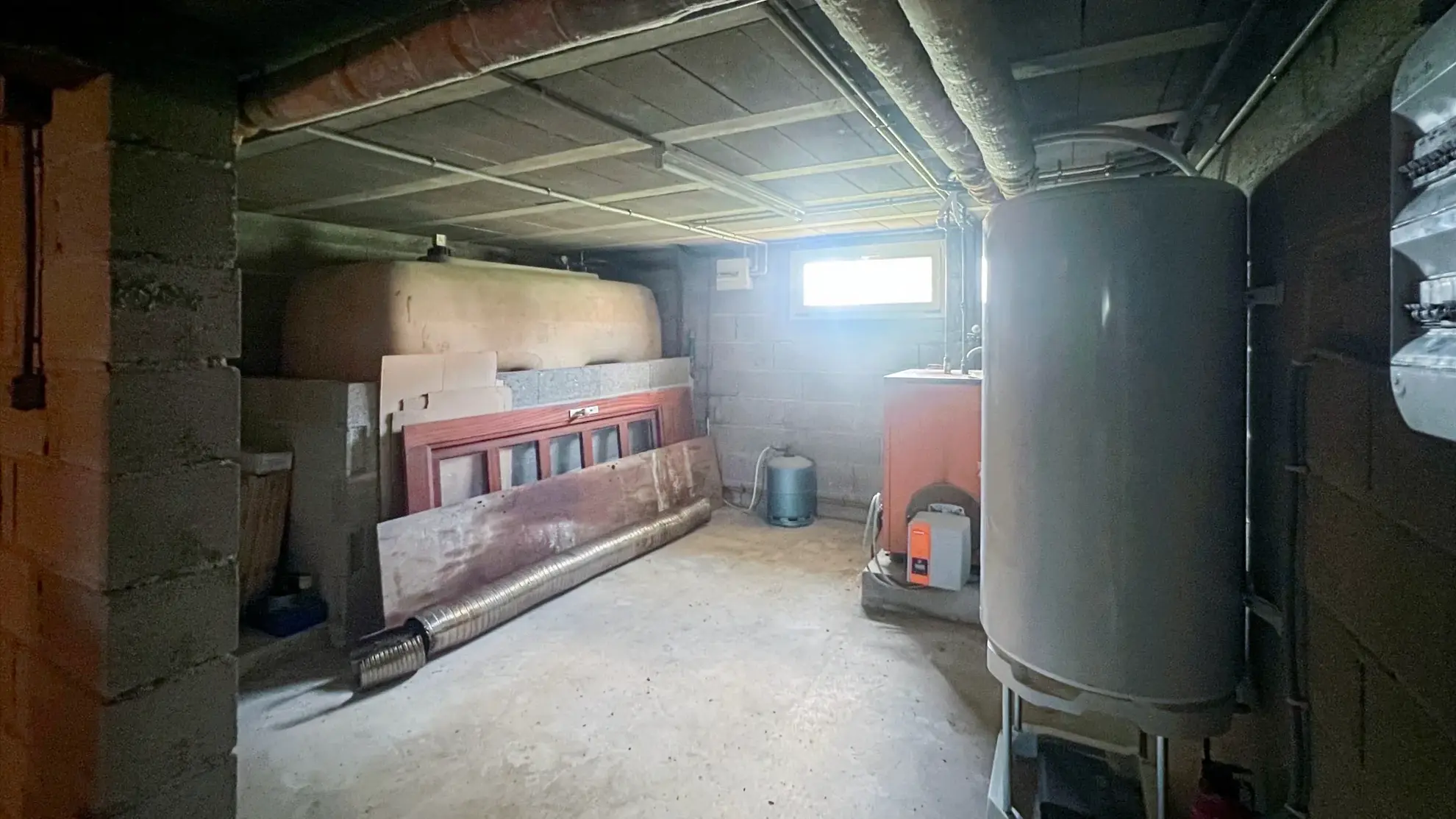 Maison rénovée avec grand sous-sol et terrain à Angely - Opportunité rare 