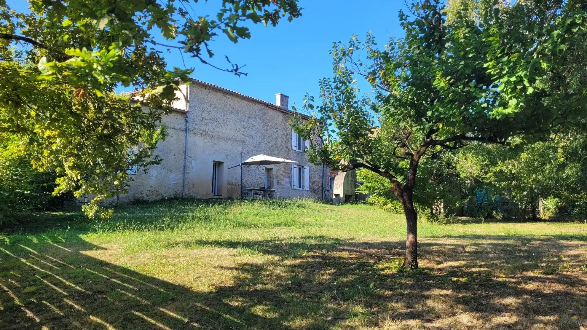 Maison de village rénovée avec jardin, garage et 4 chambres à Bieujac, proche Langon