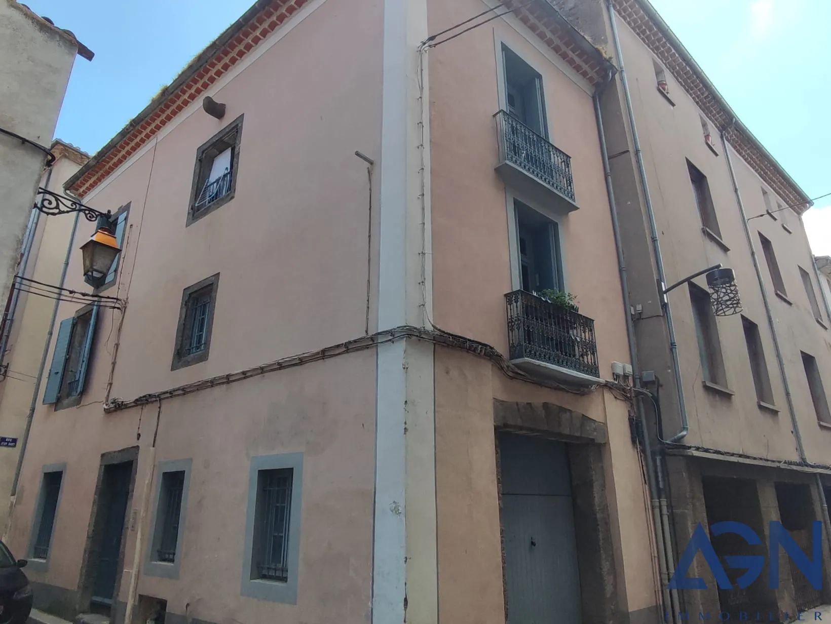 Immeuble de 120 m² à vendre à Agde avec 3 appartements loués et garage 