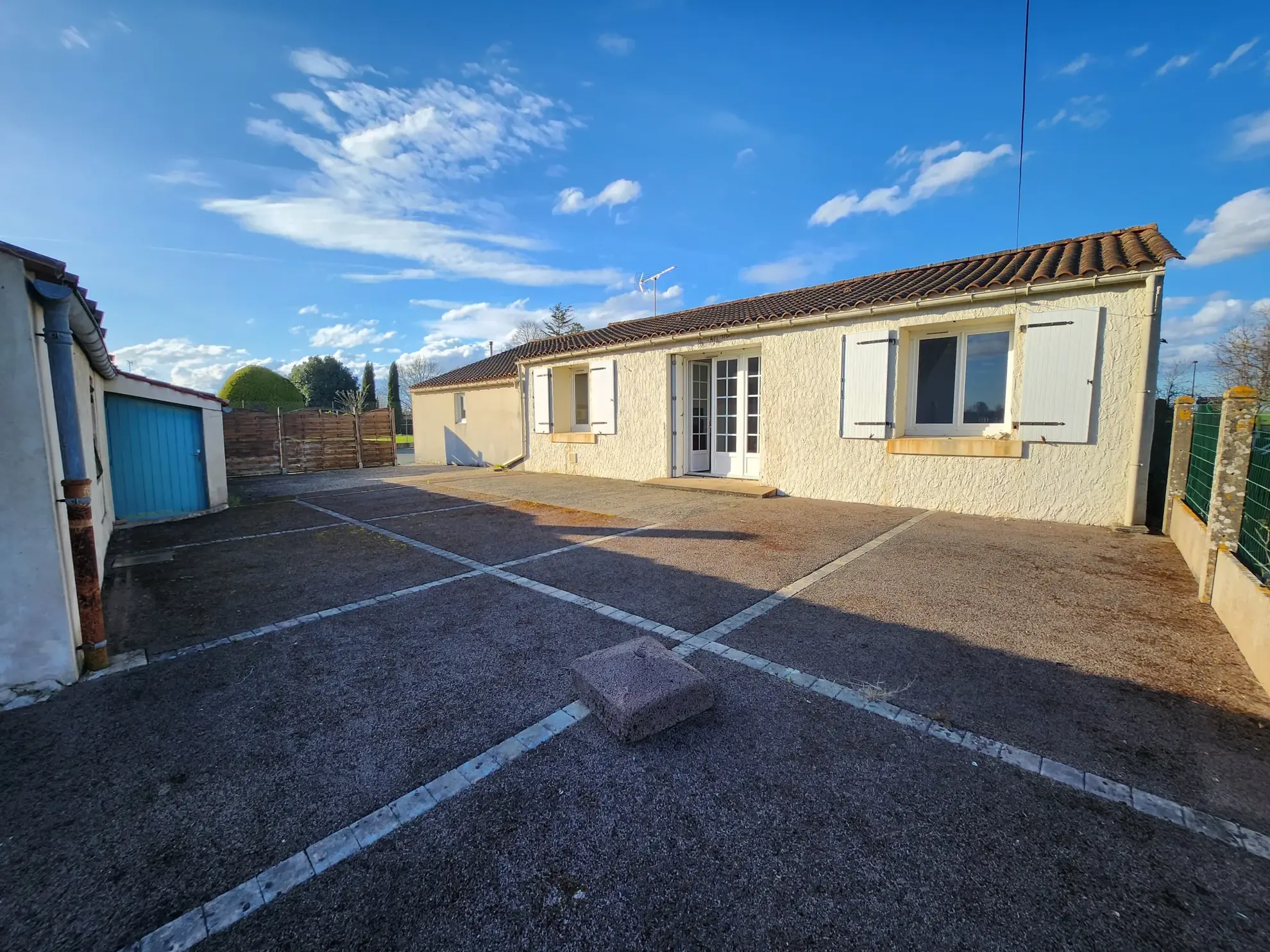 Ensemble immobilier avec deux maisons à Nalliers, piscine et garage près de La Rochelle 