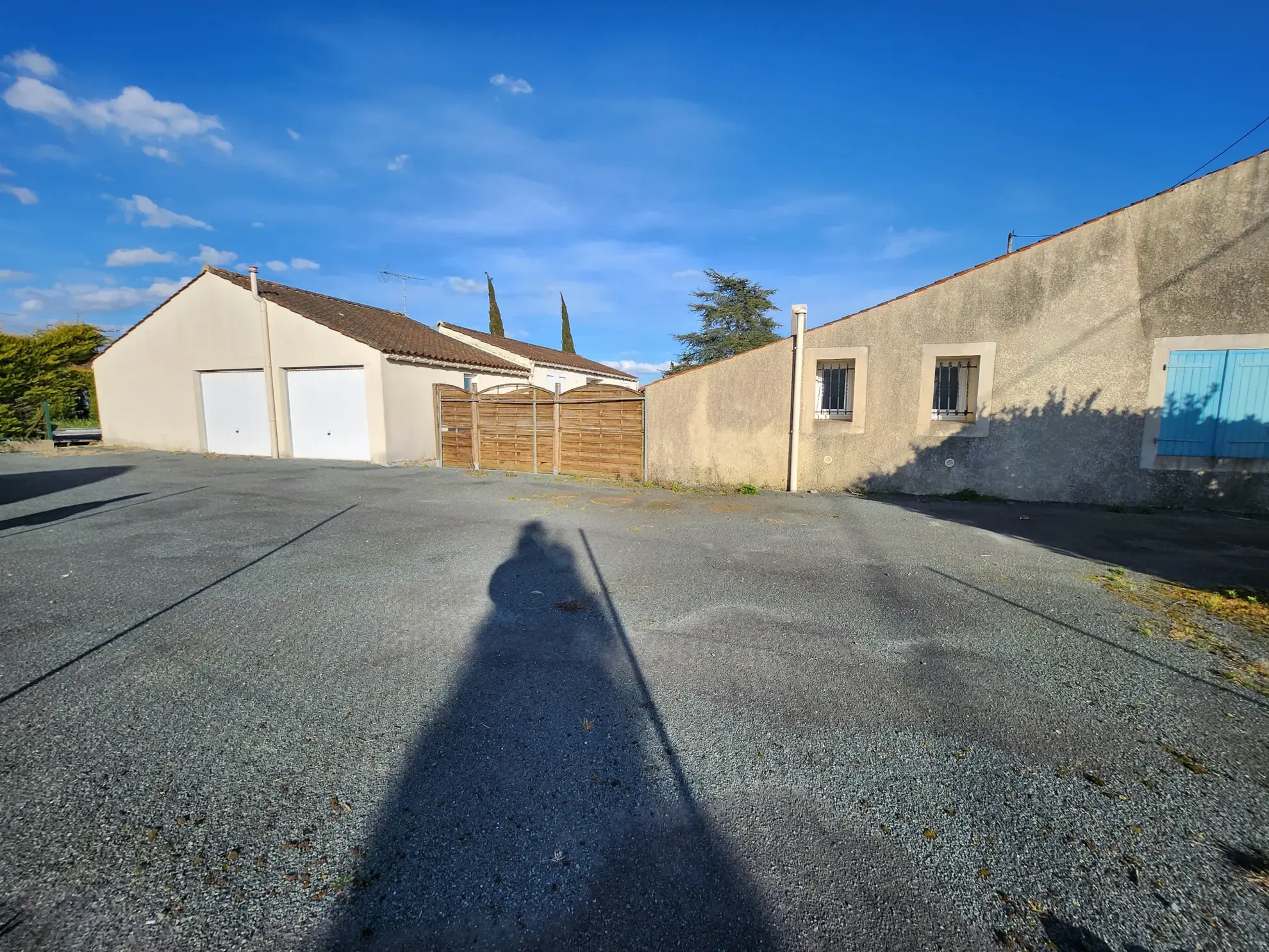 Ensemble immobilier avec deux maisons à Nalliers, piscine et garage près de La Rochelle 