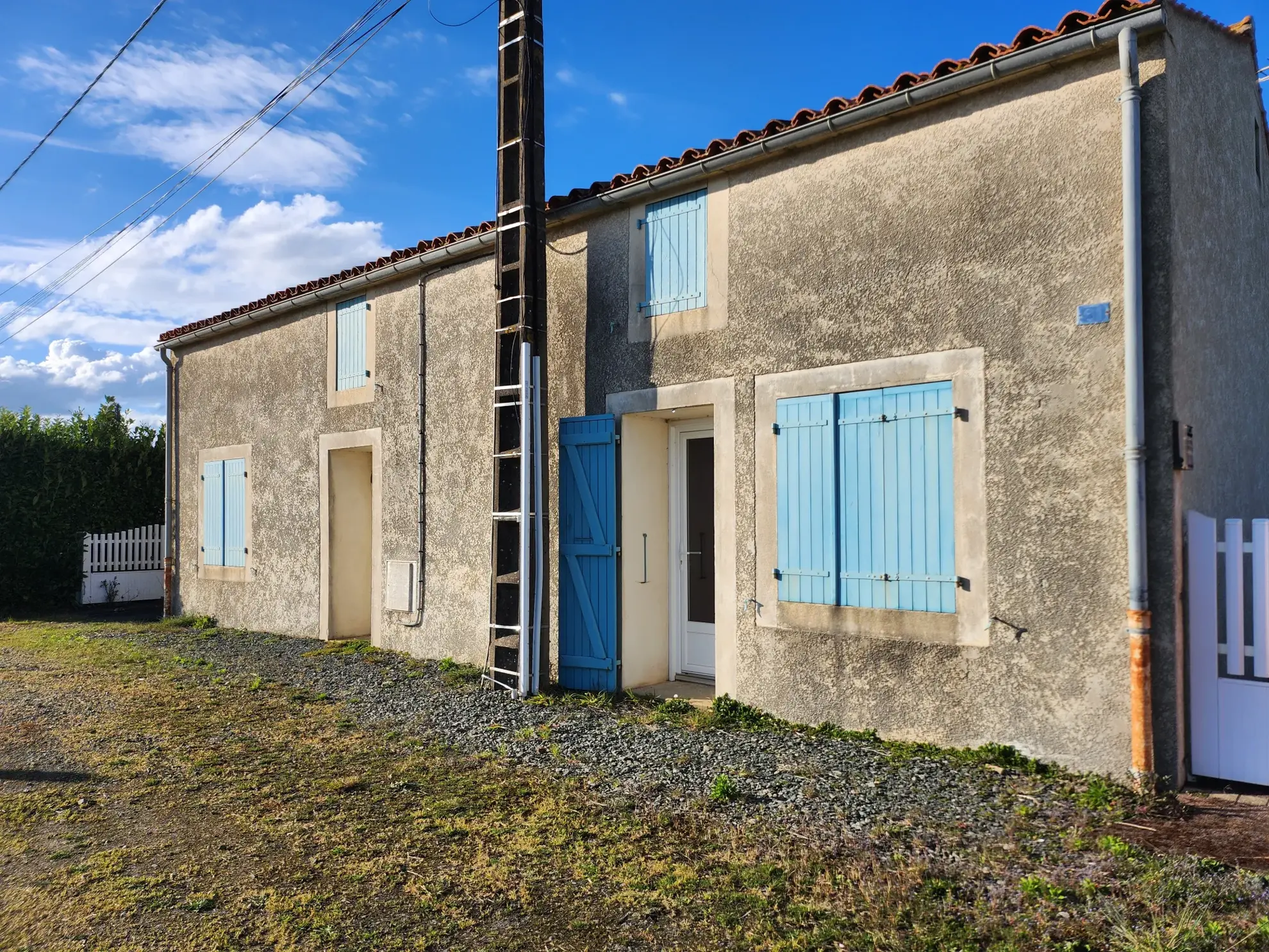 Ensemble immobilier avec deux maisons à Nalliers, piscine et garage près de La Rochelle