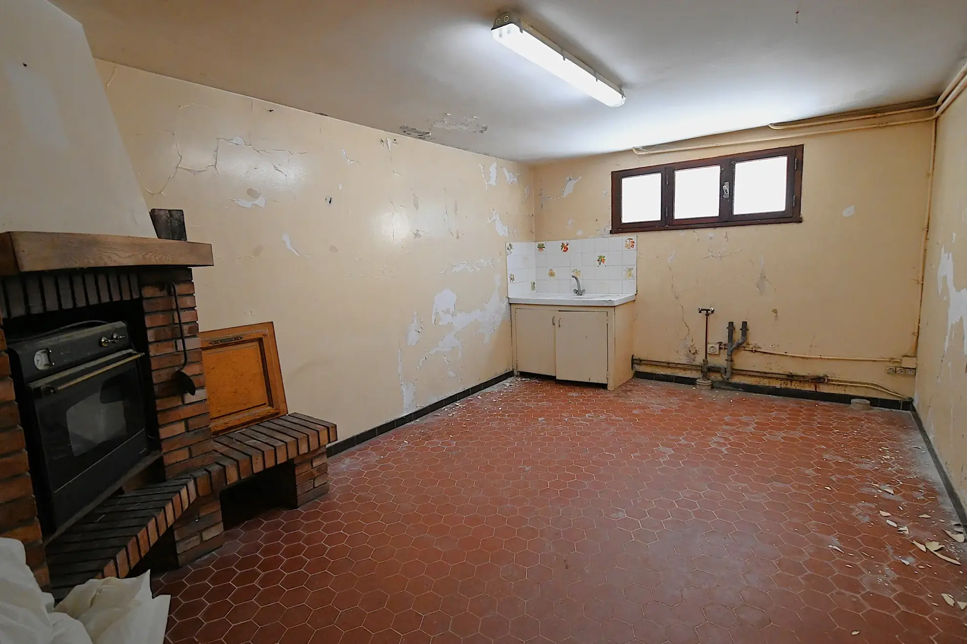 Maison spacieuse de 120 m² à Grépiac avec grand terrain et possibilités d'aménagement intérieur 