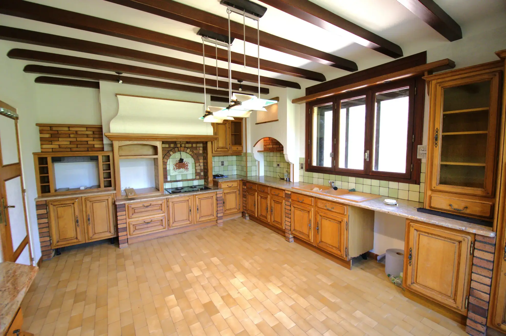 Maison spacieuse de 120 m² à Grépiac avec grand terrain et possibilités d'aménagement intérieur 