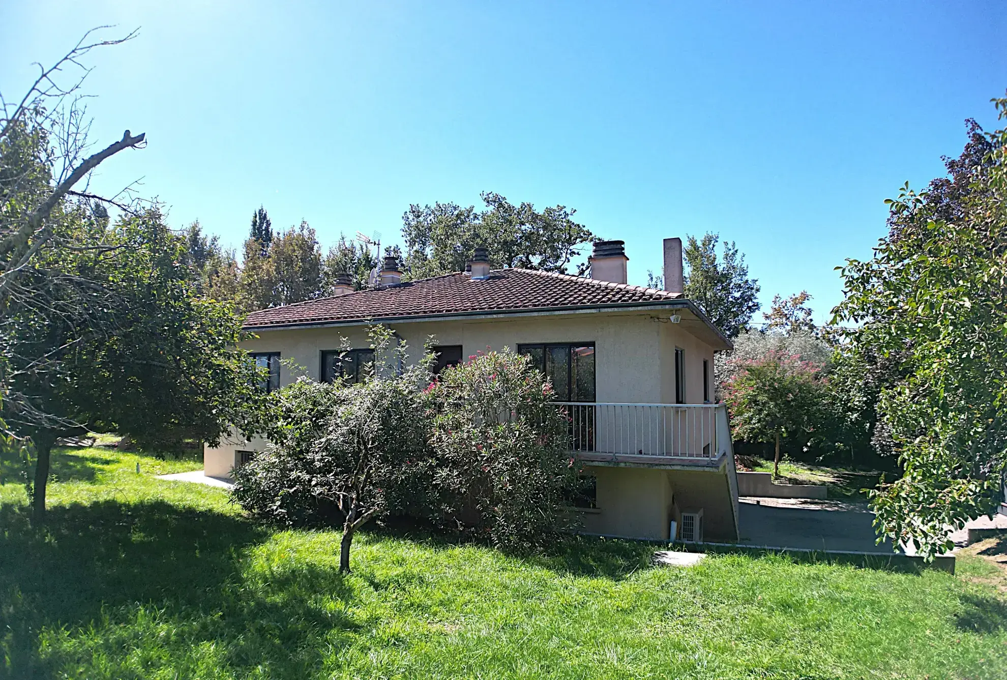 Maison spacieuse de 120 m² à Grépiac avec grand terrain et possibilités d'aménagement intérieur