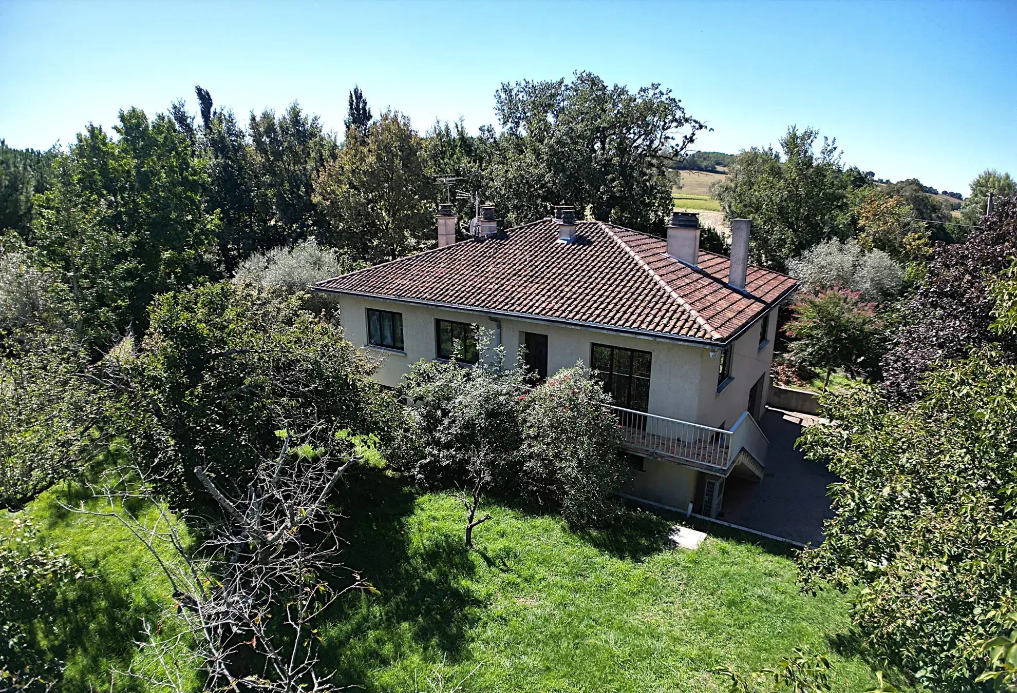 Maison spacieuse de 120 m² à Grépiac avec grand terrain et possibilités d'aménagement intérieur 