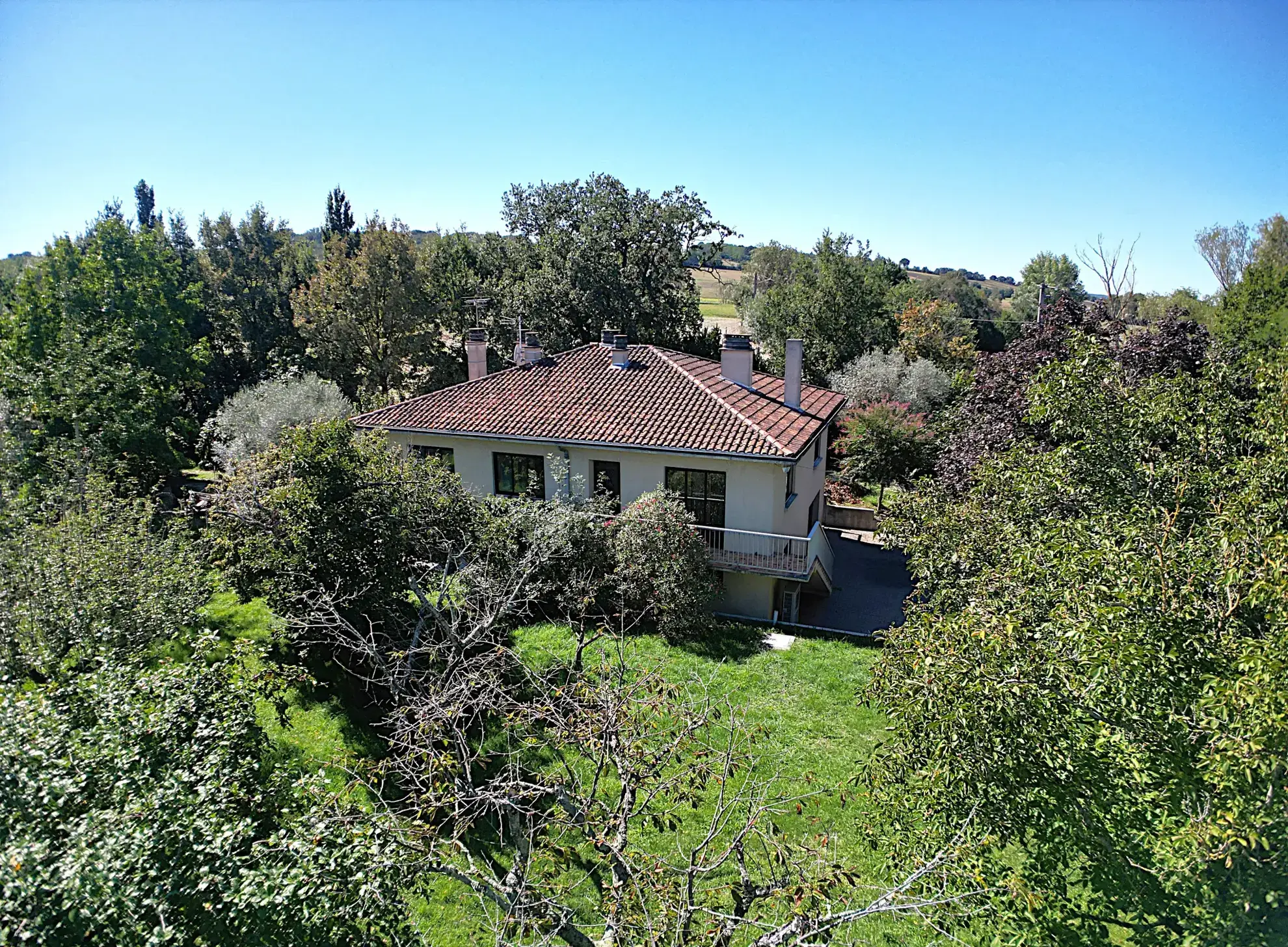 Maison spacieuse de 120 m² à Grépiac avec grand terrain et possibilités d'aménagement intérieur 